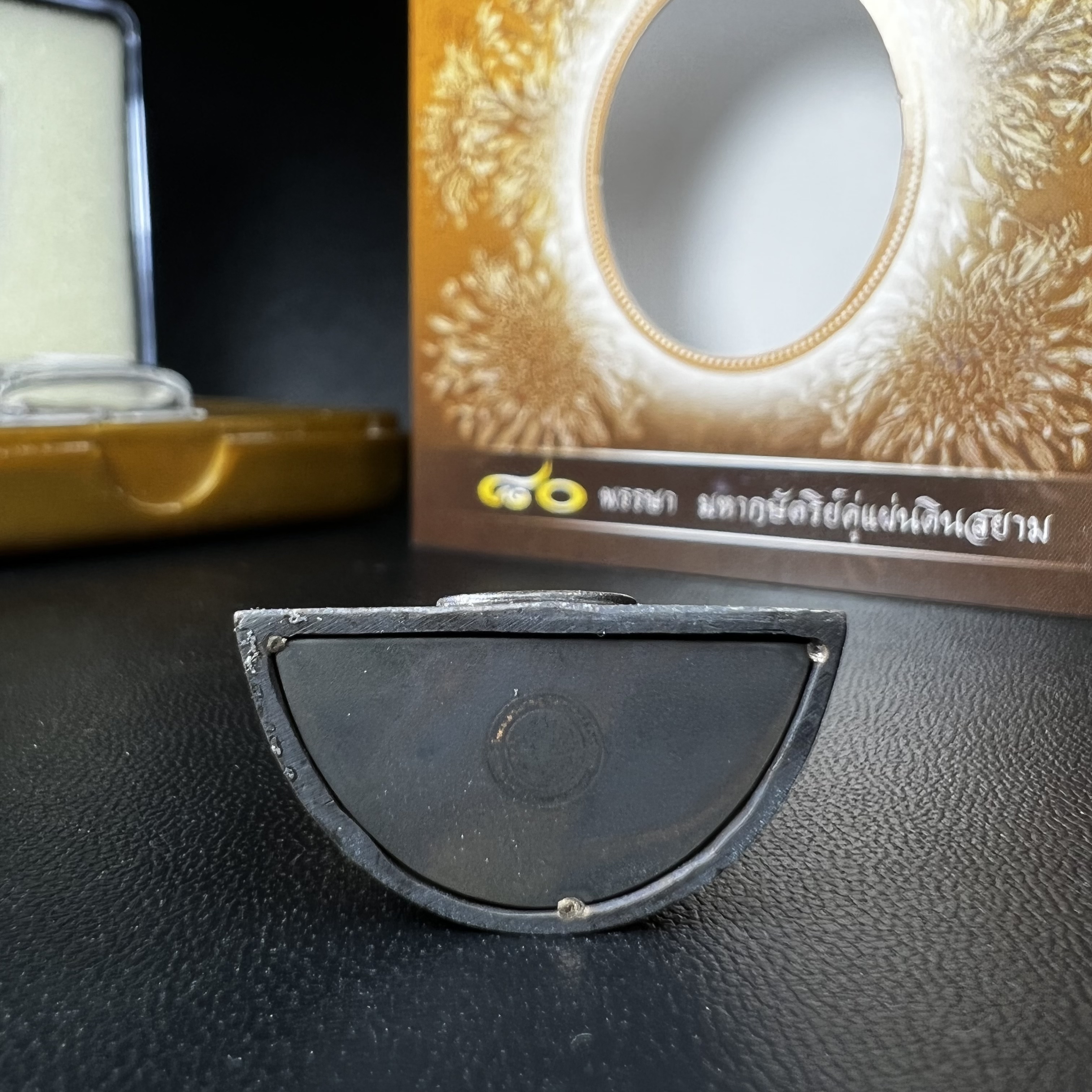 พระพุทธรูปคุ้มเกล้า ภปร. มหามงคล 80พรรษา “รุ่นเย็นศิระเพราะพระบริบาล 80พรรษา มหากษัตริย์คู่แผ่นดินสยาม” เนื้อนวโลหะรมดำ พิมพ์ใหญ่ ขนาด 18*35 มม.