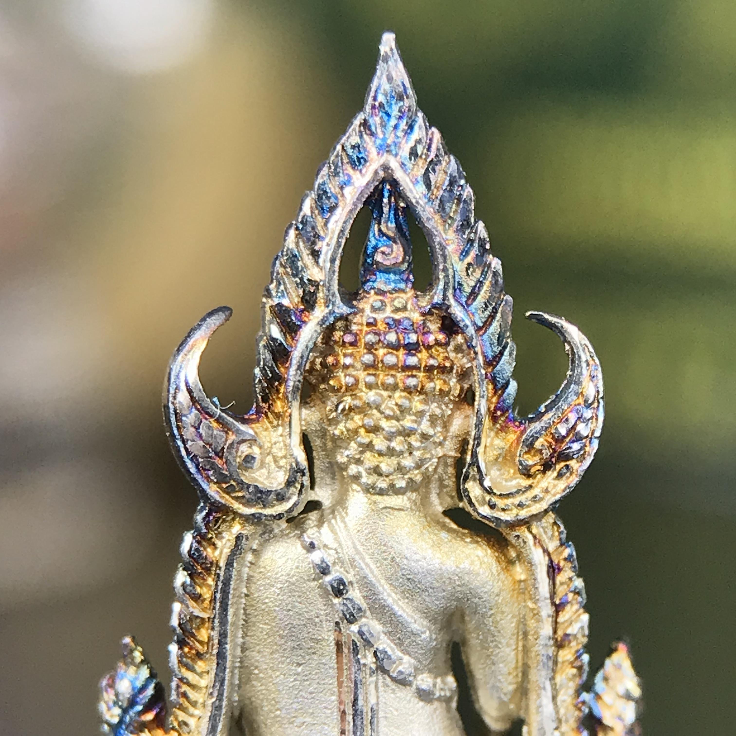 พระพุทธชินราช ภปร. 84 พรรษา พิมพ์เล็กขนาดหน้าตัก 1/4 นิ้ว(สูง 2.0 ซม.)เนื้อเงินชุบทองคำขาว (สภาพผิวเดิมสวย ขึ้นสีรุ้งธรรมชาติ แบบนิยม สวยมาก)(พระราชทานมวลสาร จิตรลดาและเส้นพระเจ้า(เส้นผม))พุทธศิลป์ทรงคุณค่าอีกหนึ่งรุ่นยอดนิยม