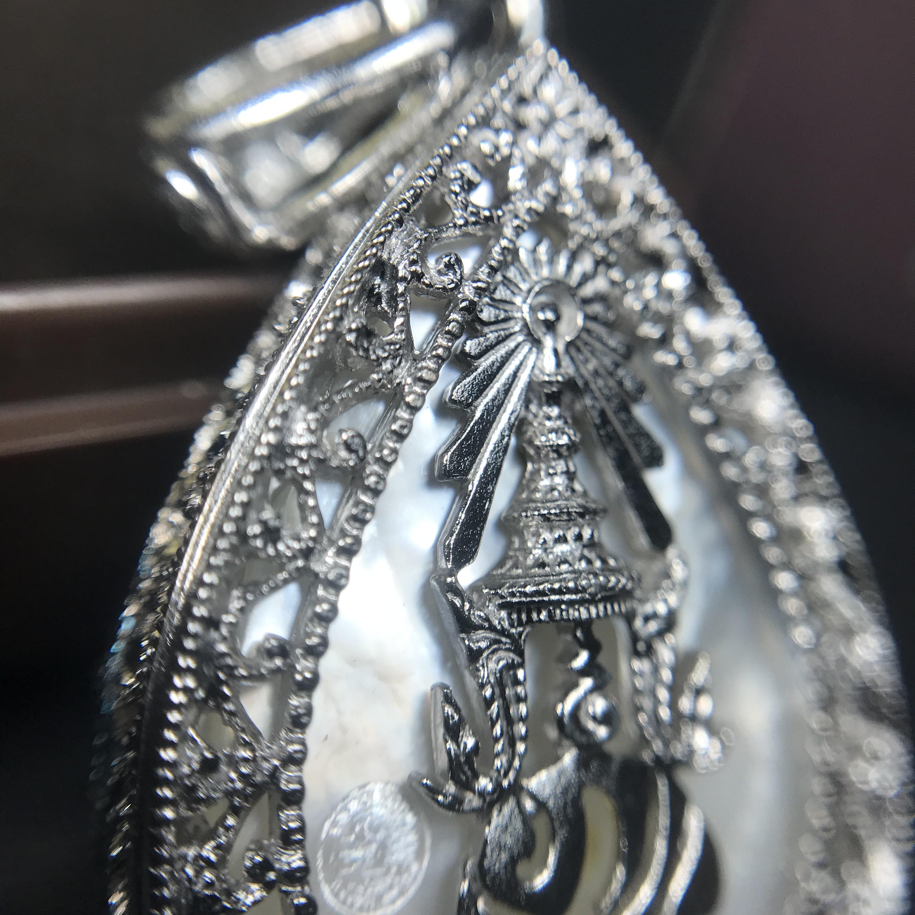 พระพุทธชินราช ภปร. โครงการ "เพราะแผ่นดินนี้ คือ แผ่นดินเกิด" ปี2548(รุ่นแรก) เหรียญทรงหยดน้ำ ขนาด 21 x 31 มม. เนื้อเงินสามกษัตริย์