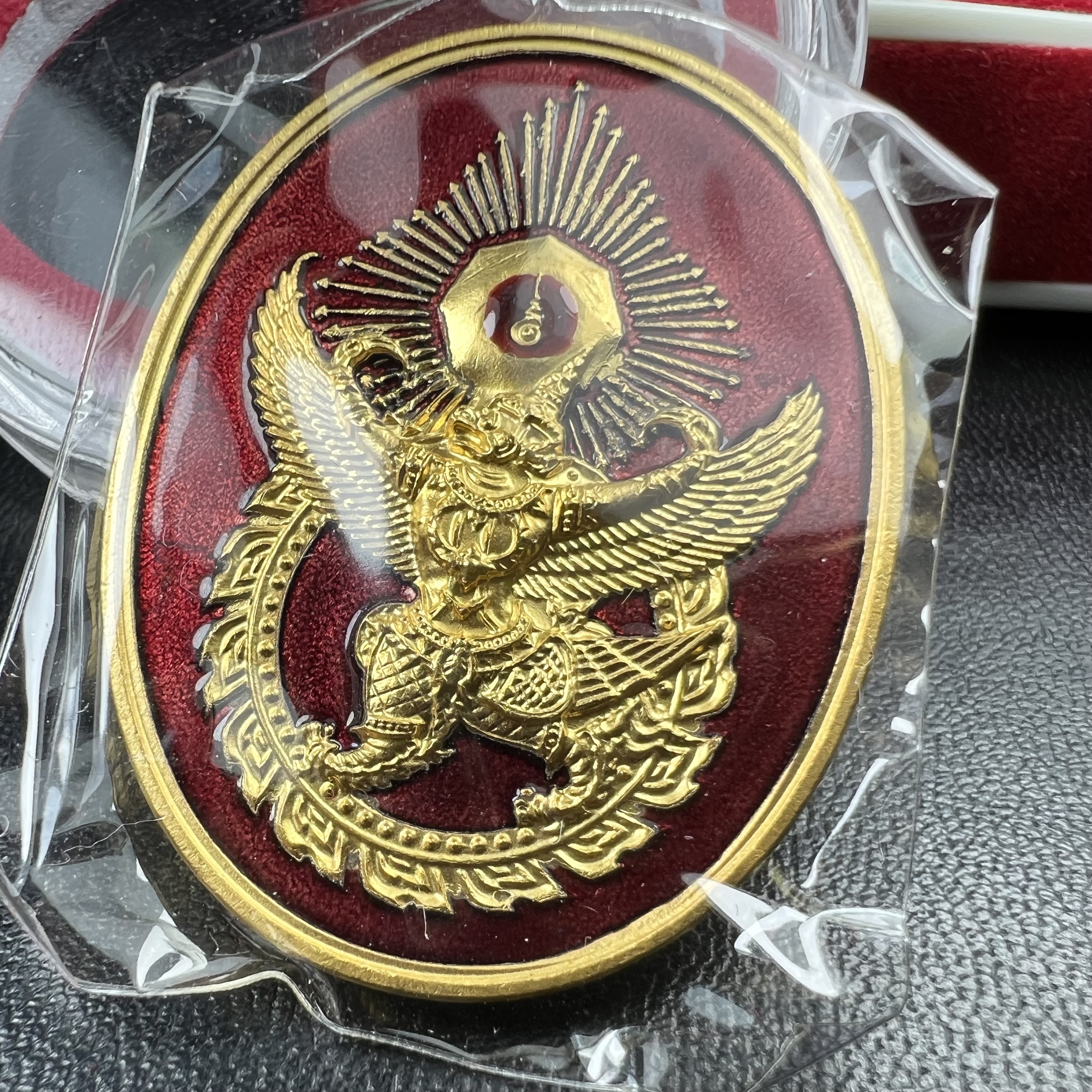 เหรียญครุฑดวงตรามหาเดช หลังยันต์มงกุฏพระเจ้า วัดตรีทศเทพวรวิหาร ปี2553 เนื้อกะไหล่ทองลงยาแดง(สภาพสวยซีนซองเดิมกล่องบรรจุเดิม)ดวงตราแห่งชัยชนะ ความสำเร็จ เจริญรุ่งเรือง แก้อาถรรพ์ ต่างๆ