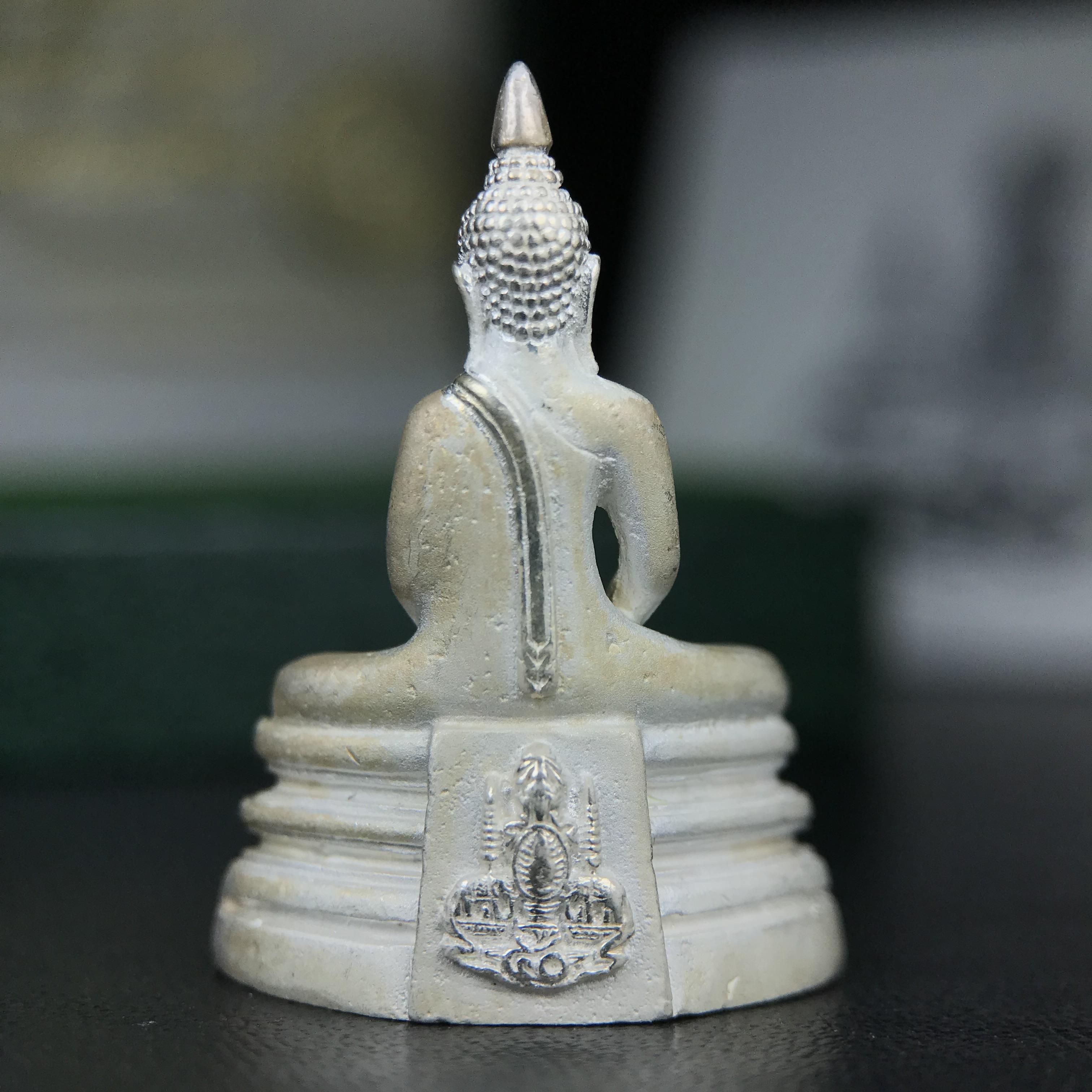 พระพุทธโสธร ภปร. รุ่นย้อนยุค สร้างพระอุโบสถ สมาคมชาวฉะเชิงเทรา จัดสร้าง ปี 2539 วโรกาสครองสิริราชสมบัติครบ 50 ปี เนื้อเงินทรายนวลขัดเงาบางส่วน พร้อมกล่องบรรจุและใบรับรองเดิม