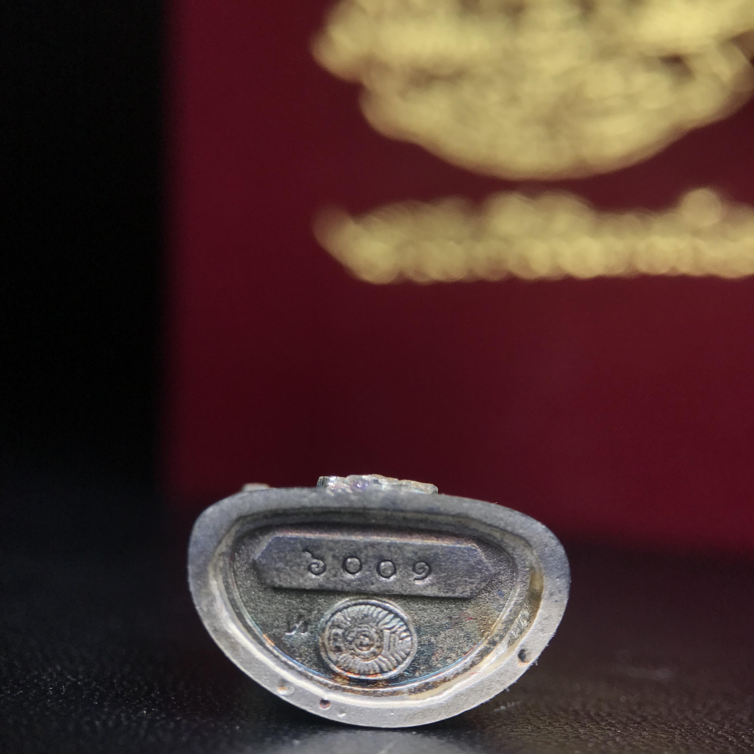 พระกริ่งไพรีพินาศ ตรากาญจนาภิเษก วัดบวรนิเวศวิหาร ที่ระลึกในหลวงรัชกาลที่9 ครองสิริราชสมบัติครบ 50ปี เนื้อเงิน(สภาพผิวเดิมขึ้นสีรุ้งธรรมชาติสวยแบบนิยม)(เสน่ห์พระเนื้อเงินสีสันที่ธรรมชาติสรรค์สร้าง)เข้มขลังทรงอานุภาพยิ่งใหญ่ กำราบศัตรูพ่ายสิ้น พระไพรีพินาศ