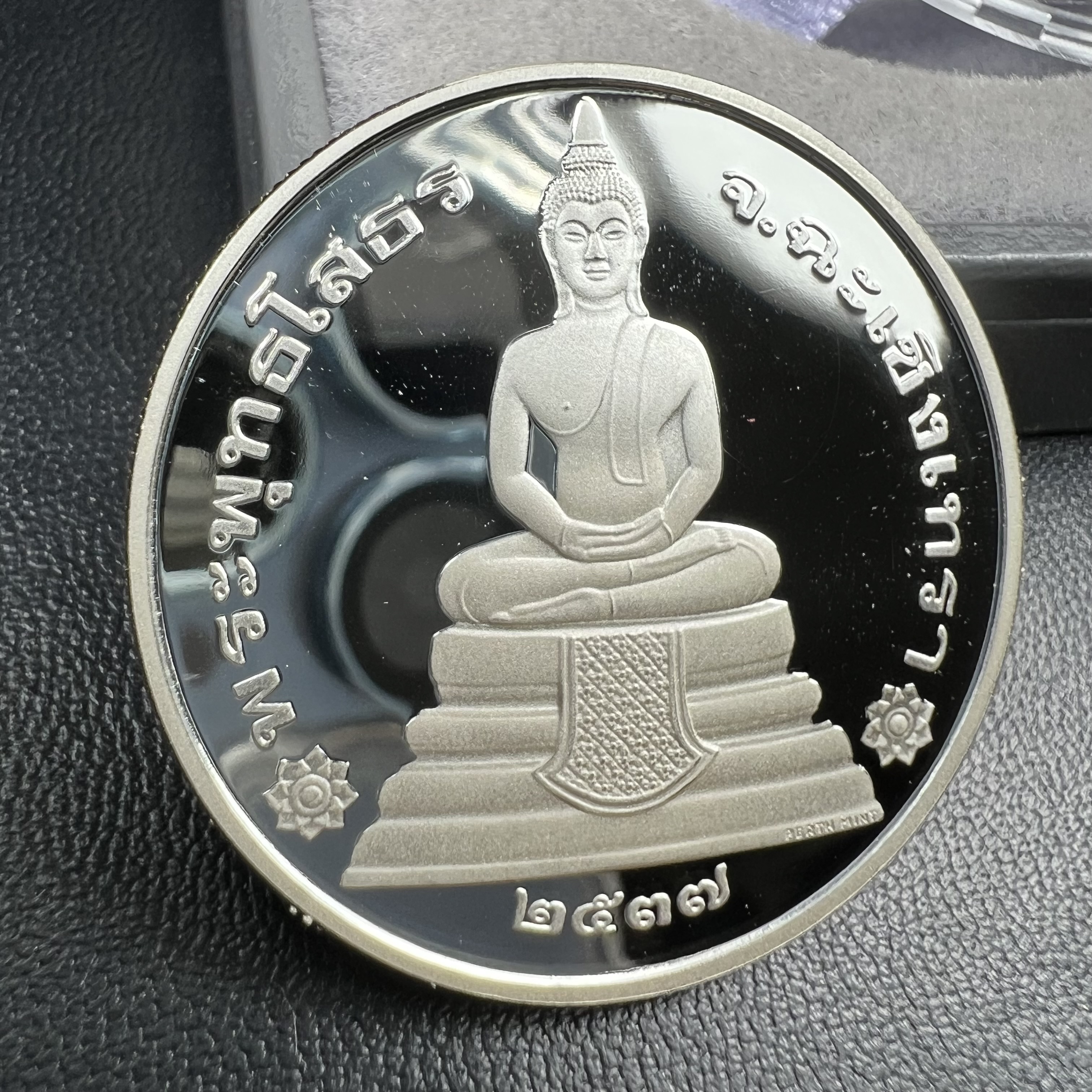 เหรียญพระพุทธโสธร รุ่นนานาชาติ(รุ่นแรก) วัดโสธรวรารามวรวิหาร ปี 2537 พิมพ์โสธรสองหน้า เนื้อเงินขัดเงา ขนาด 3.2 มม. จากโรงงานกษาปณ์เพิร์ธ ประเทศออสเตรเลีย(PERTH MINT AUSTRALIA) อันโด่งดังระดับโลก สภาพสวยพร้อมกล่องเดิมครบสมบูรณ์ (1 ใน 5000 เหรียญ)