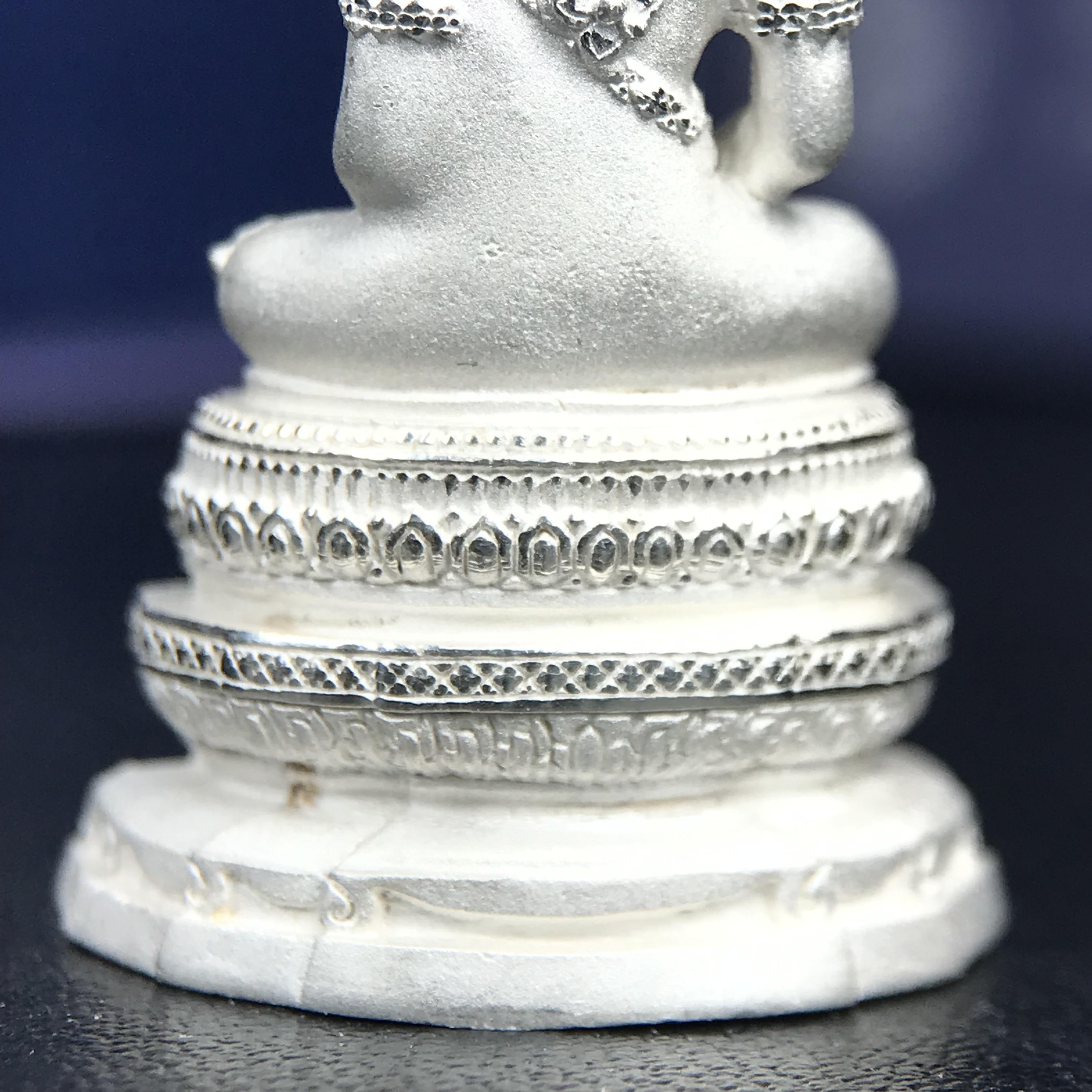 พระแก้วมรกต ภปร. ปี 2547 จัดสร้างโดยโรงพยาบาลภูมิพลอดุลยเดช เนื้อเงิน ลอยองค์ หน้าตัก 1/2 นิ้ว พิธีมหามังคาภิเษก ณ พระอุโบสถวัดพระศรีรัตนศาสดาราม(วัดพระแก้ว) งดงามทรงคุณค่าอีกหนึ่งรุ่นยอดนิยม หายาก(เลขสวยผมรวมได้เก้า หมายเลข ๑๐๘๙)(1ใน3000องค์)