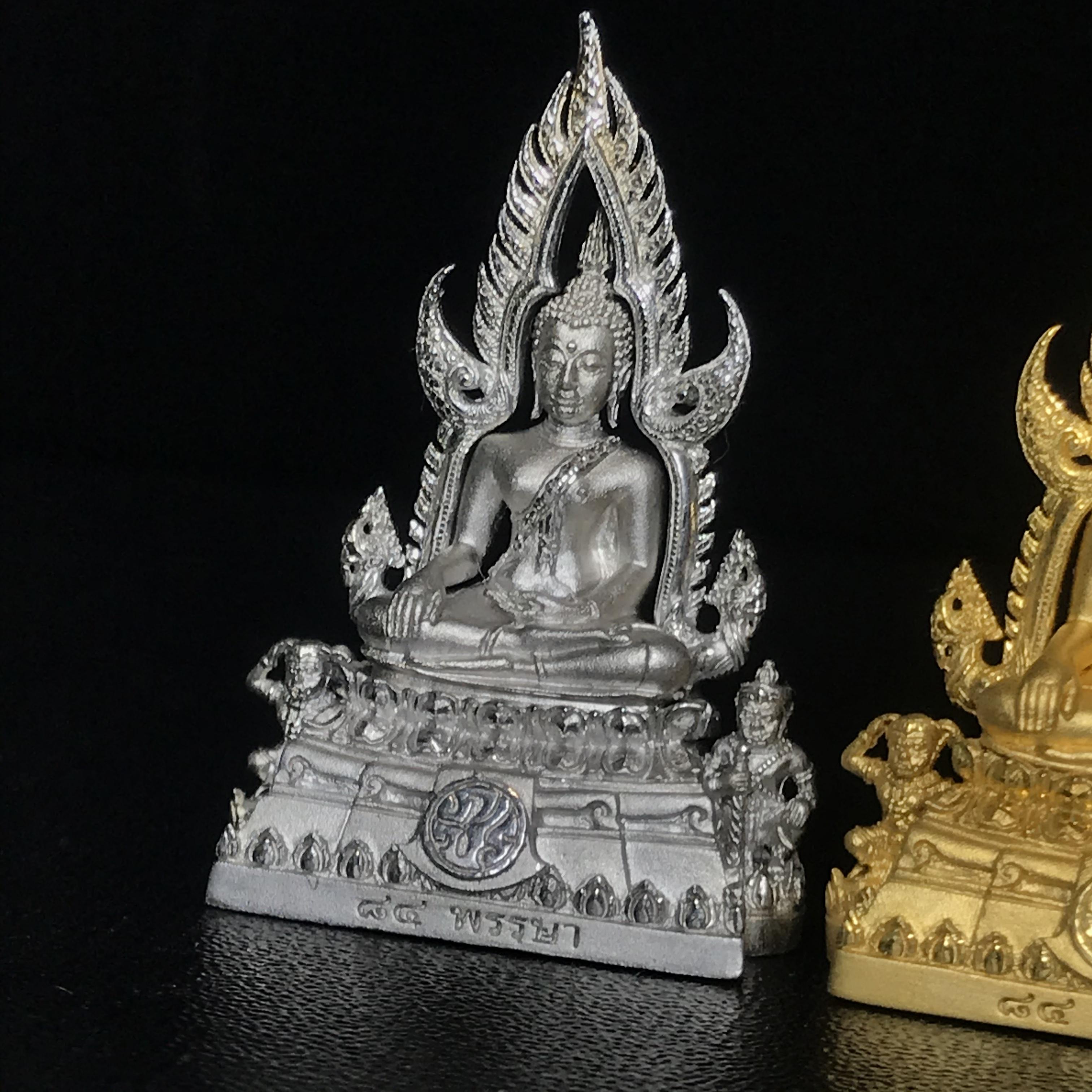 พระพุทธชินราช(จำลอง) ภปร. 84 พรรษา พิมพ์กลางขนาดหน้าตัก 1/2 นิ้ว(ครบชุด3องค์ เนื้อทองคำ+เนื้อเงินชุบทองคำขาว+เนื้อบรอนซ์รมดำซาติน)(พระราชทานมวลสาร จิตรลดาและเส้นพระเจ้า(เส้นผม)รัชกาลที่9)