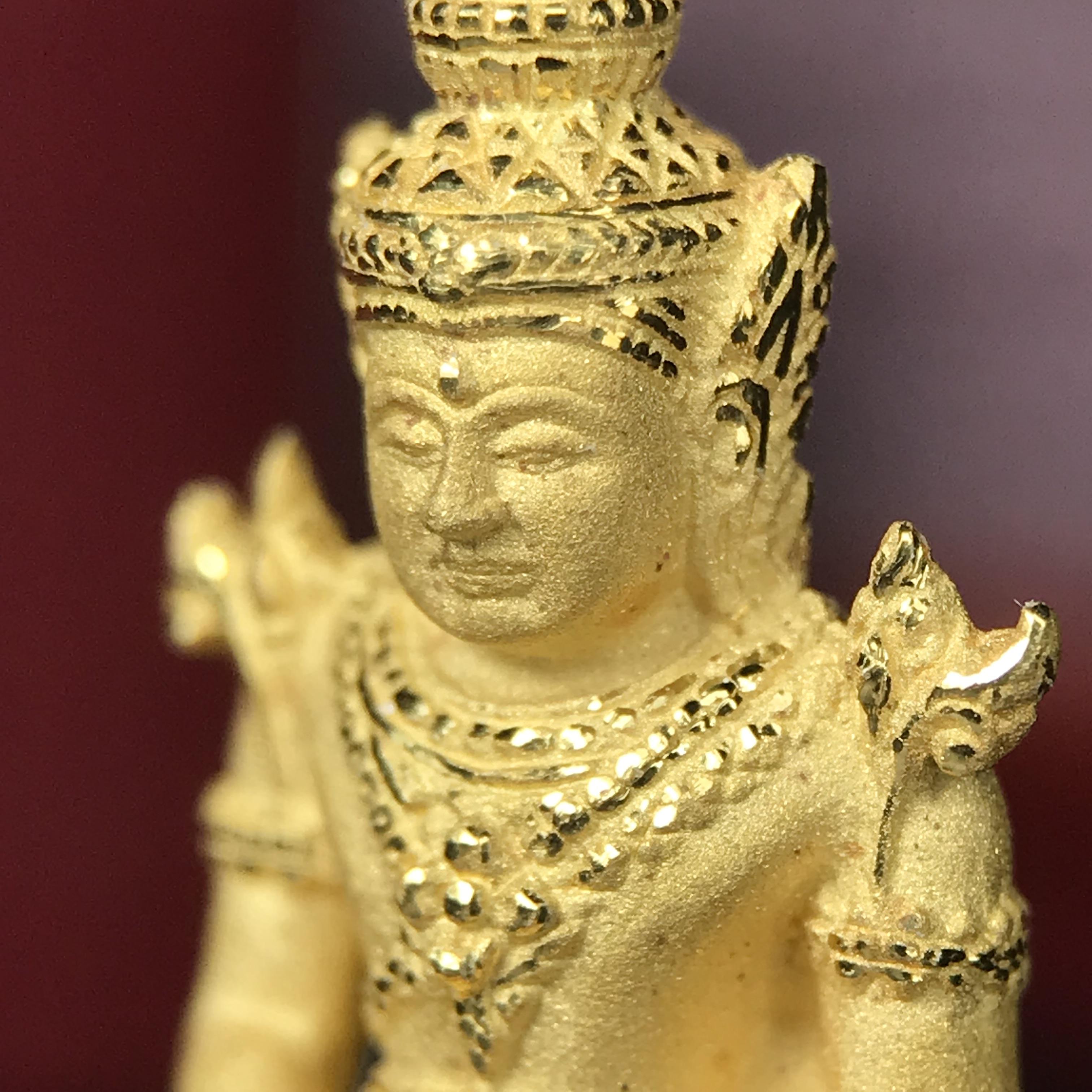 พระแก้วมรกต ภปร.(รุ่นแรก) ปี2545 รุ่นฉลองกรุงรัตนโกสินทร์ครบ 220 ปี พิมพ์ลอยองค์ใหญ่ เนื้อทองคำบริสุทธิ์ 96.5%(15.2 กรัม) ขนาด 19*35 มม.ครบสมบูรณ์(องค์หมายเลข ๓๓)(เลขคู่สวย)สุดยอดมงคลแผ่นดินที่ควรเก็บรักษา บูชาเป็นมงคลชีวิต(สวยงามและหายากมาก)(1ใน1000องค์)