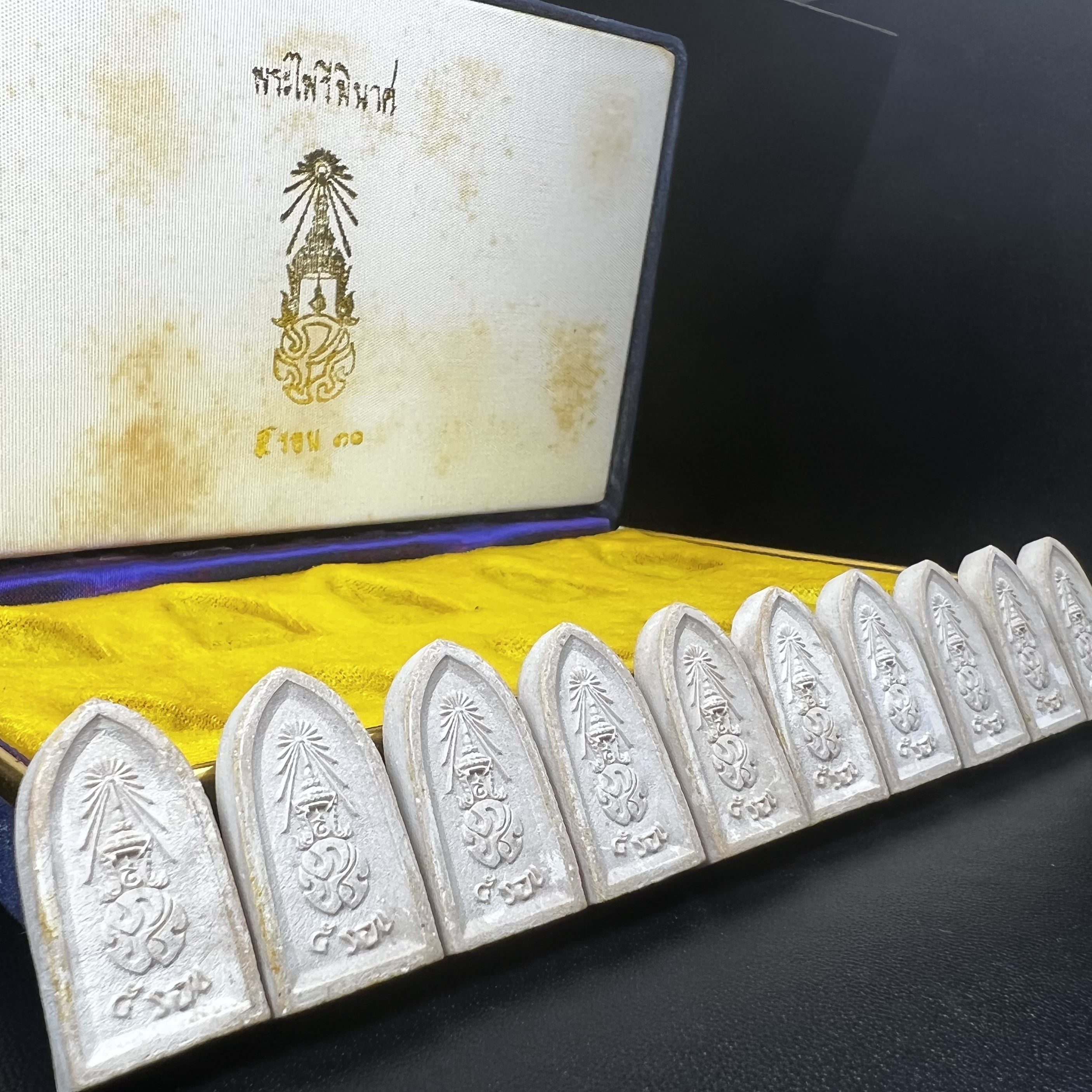 พระไพรีพินาศ ภปร. ครบ 5 รอบ ในหลวงรัชกาลที่ 9 ปี 2530(เนื้อผงพิมพ์ใหญ่) ชุดกรรมการ บรรจุจำนวน 10 องค์ ในกล่อง ตราสัญลักษณ์ ภปร.(ในหลวงรัชกาลที่9เสด็จในพิธีเจิมพระสุหร่าย)พระดี พิธีใหญ่ ประกอบพิธีพุทธาภิเษกพร้อมกับพิธีพระกริ่งปวเรศ ปี2530 วัดบวรนิเวศวิหาร