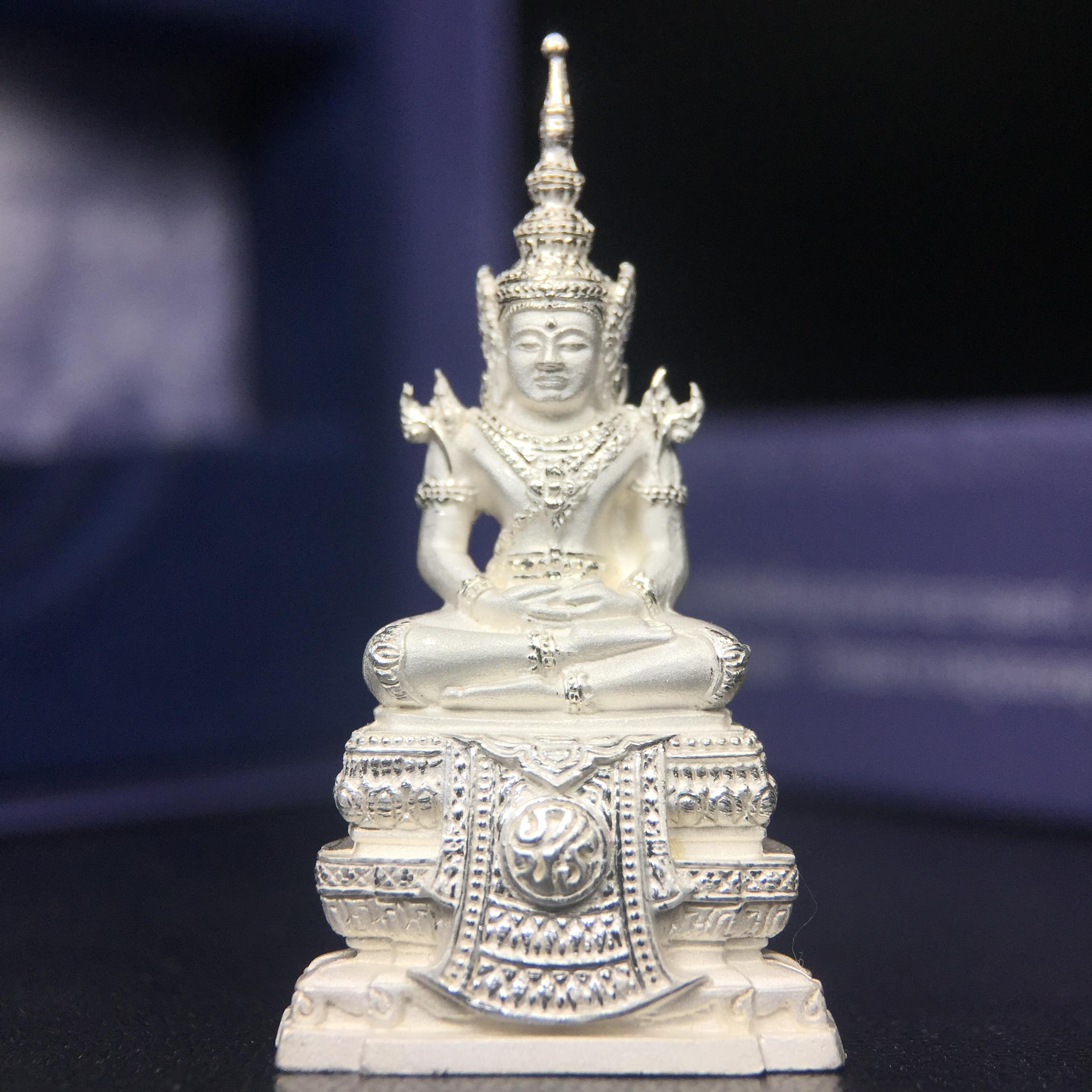 พระแก้วมรกต ภปร. ปี2547 จัดสร้างโดย รพ.ภูมิพลฯ เนื้อเงิน ลอยองค์ หน้าตัก 1/2 นิ้ว งดงามทรงคุณค่าอีกหนึ่งรุ่นยอดนิยม หายาก(1ใน3000องค์)