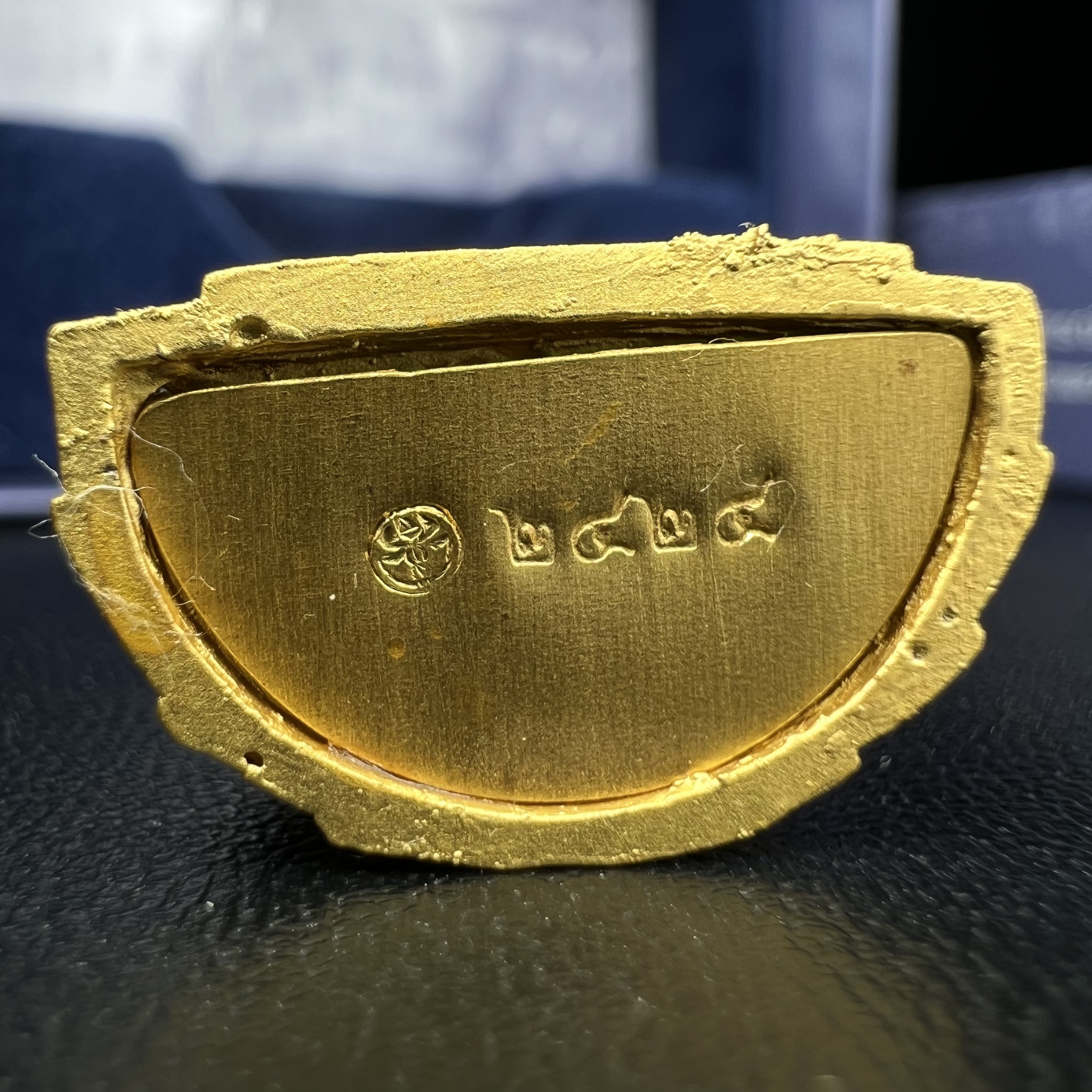 พระแก้วมรกต ภปร. จัดสร้างโดย รพ.ภูมิพลฯ ปี2547 ลอยองค์ขนาดหน้าตัก 1/2 นิ้ว เนื้อเรซิ่นหุ้มทองคำ99.99 งดงามทรงคุณค่าอีกหนึ่งรุ่นยอดนิยม หายาก