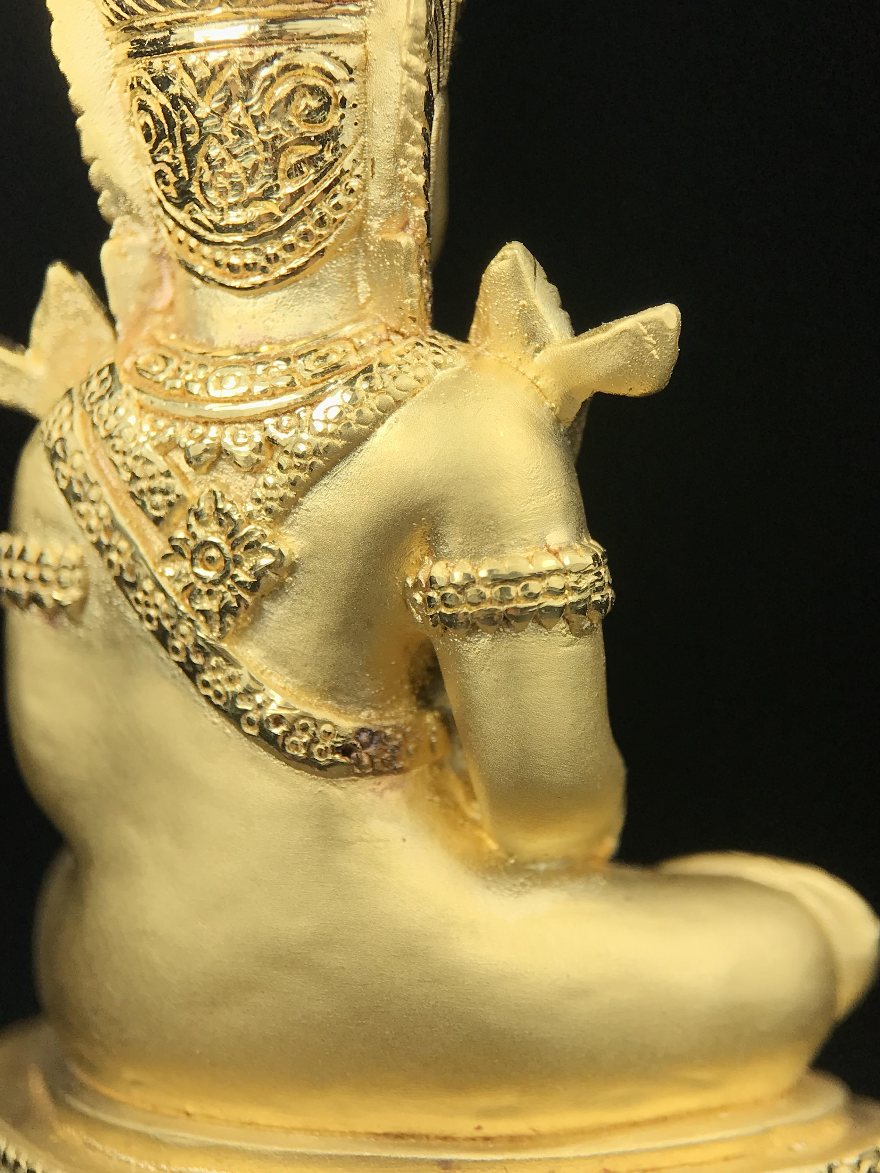 พระแก้วมรกต ภปร.(รุ่นแรก)ปี2545 รุ่นฉลองกรุงรัตนโกสินทร์ครบ 220 ปี หล่อลอยองค์ เนื้อทองคำบริสุทธิ์99.99% ขนาดบูชา 50*90 มม.(องค์หมายเลข ๗๘๙)(เลขมังกร 789 พลังแห่งความ มั่งคั่ง ร่ำรวย อำนาจ บารมี)สุดยอดมงคลแผ่นดินที่ควรเก็บรักษา บูชาเป็นมงคลชีวิต(หายากมาก)