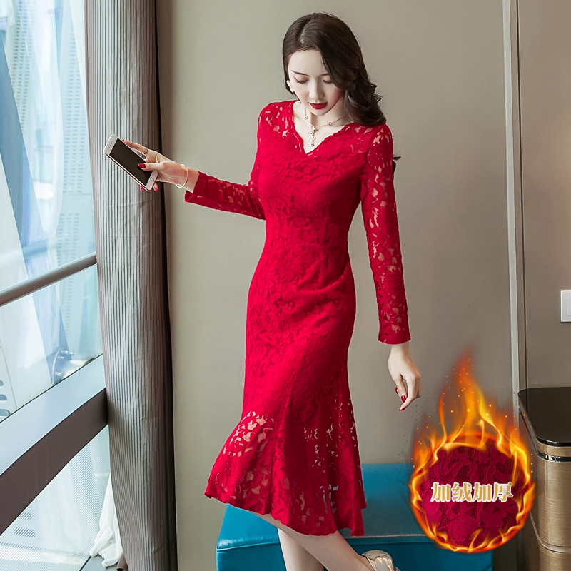 ชุดเดรสสั้นผ้าลูกไม้สีแดงทรงเข้ารูปกระโปรงหางปลา คอวี แขนยาว สวยดูดี (ซับในกำมะหยี่)