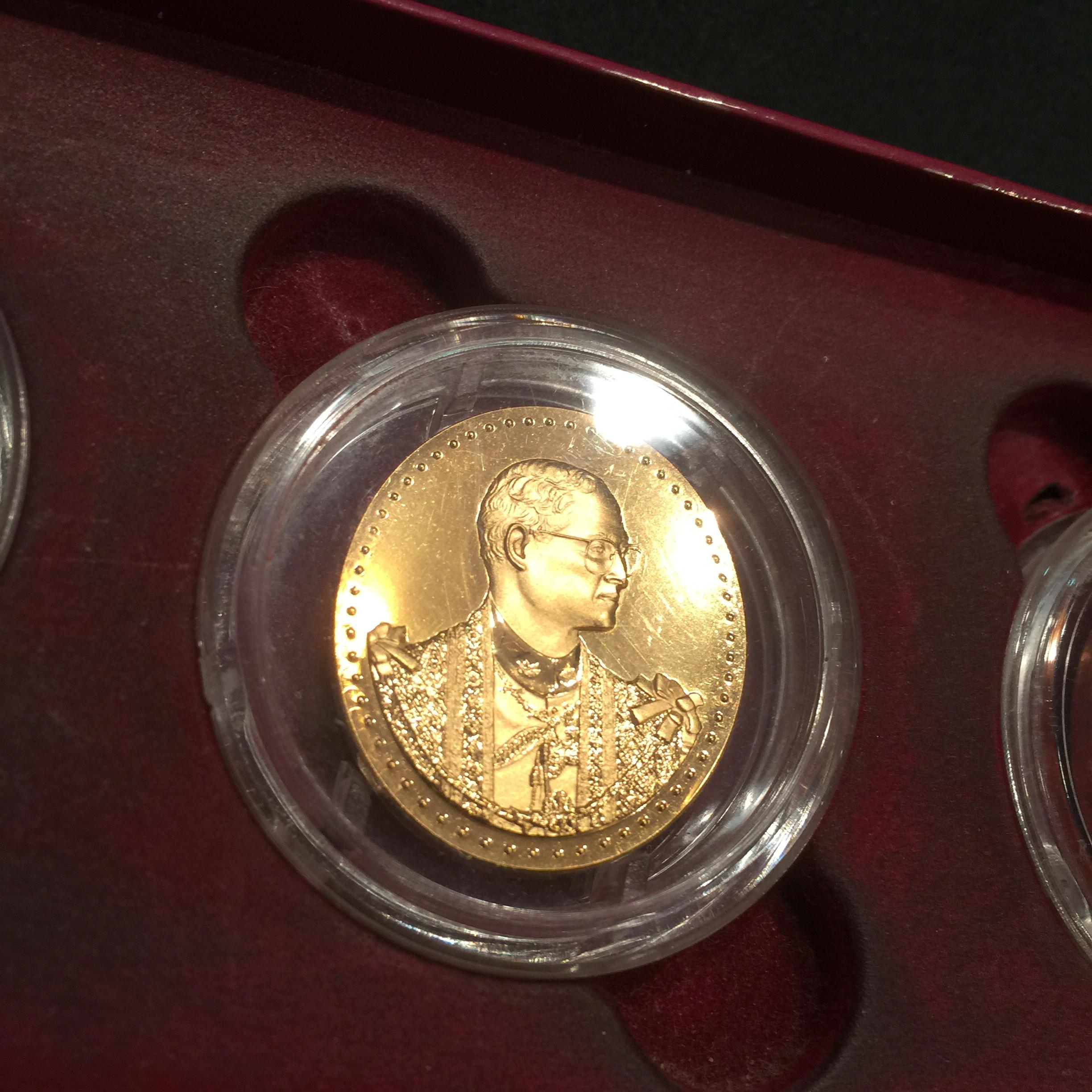 ชุดเหรียญ พระบาทสมเด็จพระเจ้าอยู่หัว 75 พรรษา