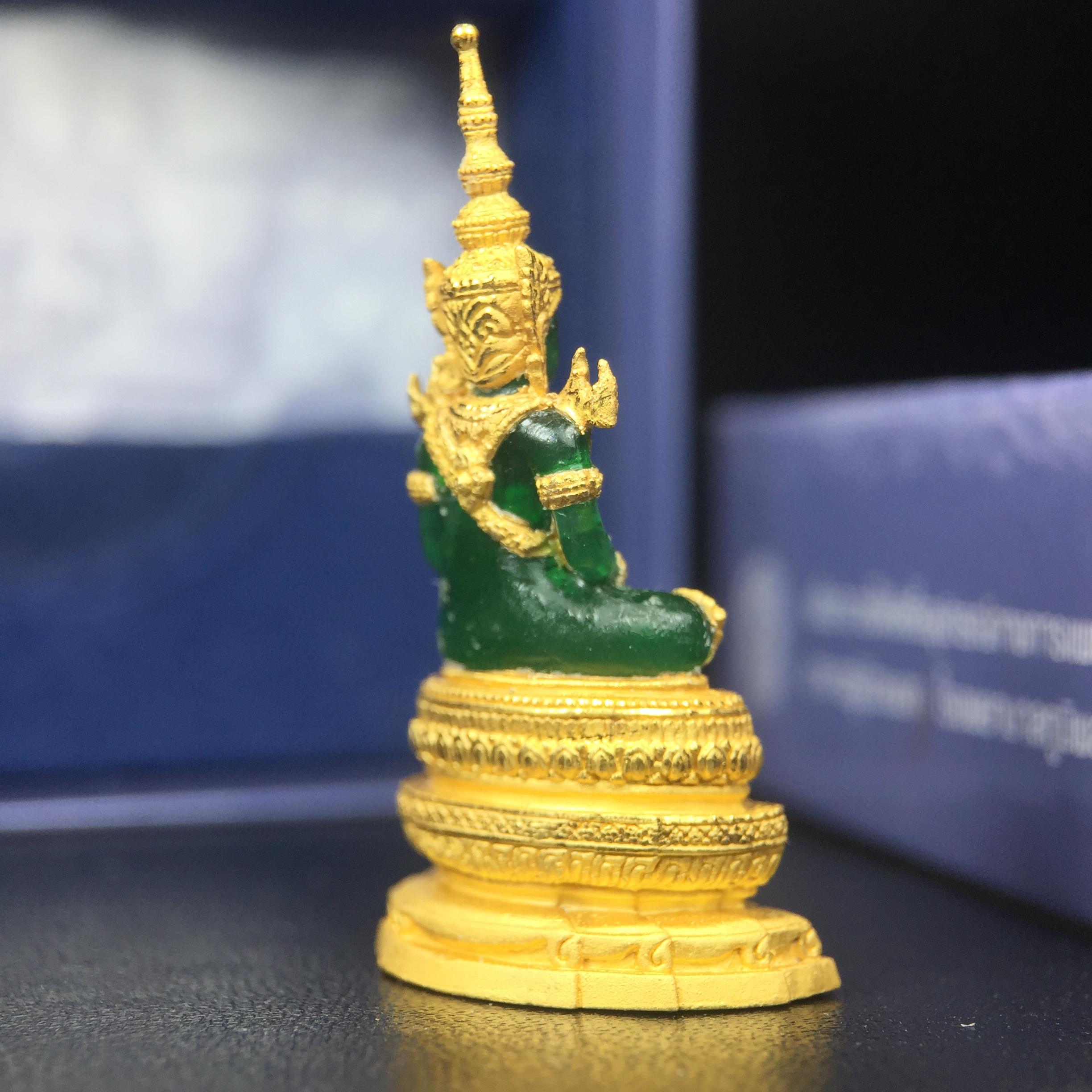 พระแก้วมรกต ภปร. จัดสร้างโดย รพ.ภูมิพลฯ ปี2547 ลอยองค์ขนาดหน้าตัก 1/2 นิ้ว เนื้อเรซิ่นหุ้มทองคำ99.99 งดงามทรงคุณค่าอีกหนึ่งรุ่นยอดนิยม หายาก