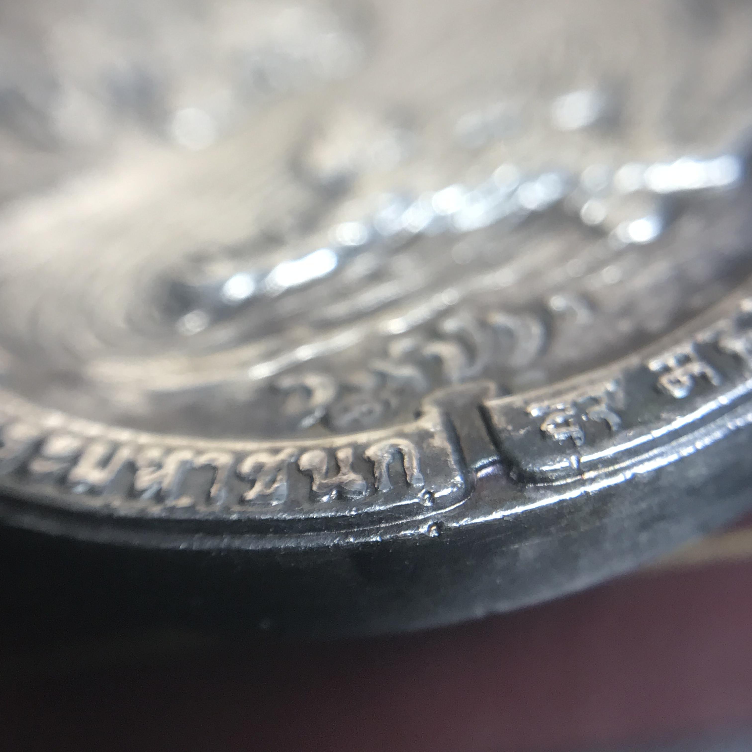 เหรียญพระมหาชนก ปี2539(รุ่นแรก) เนื้อเงิน พิมพ์ใหญ่บล็อกนิยมหายากสุดในรุ่น(วงเดือน คอจุด) ผิวเดิมสีรุ้งธรรมชาติแบบนิยม พร้อมหนังสือสภาพสวยครบชุด