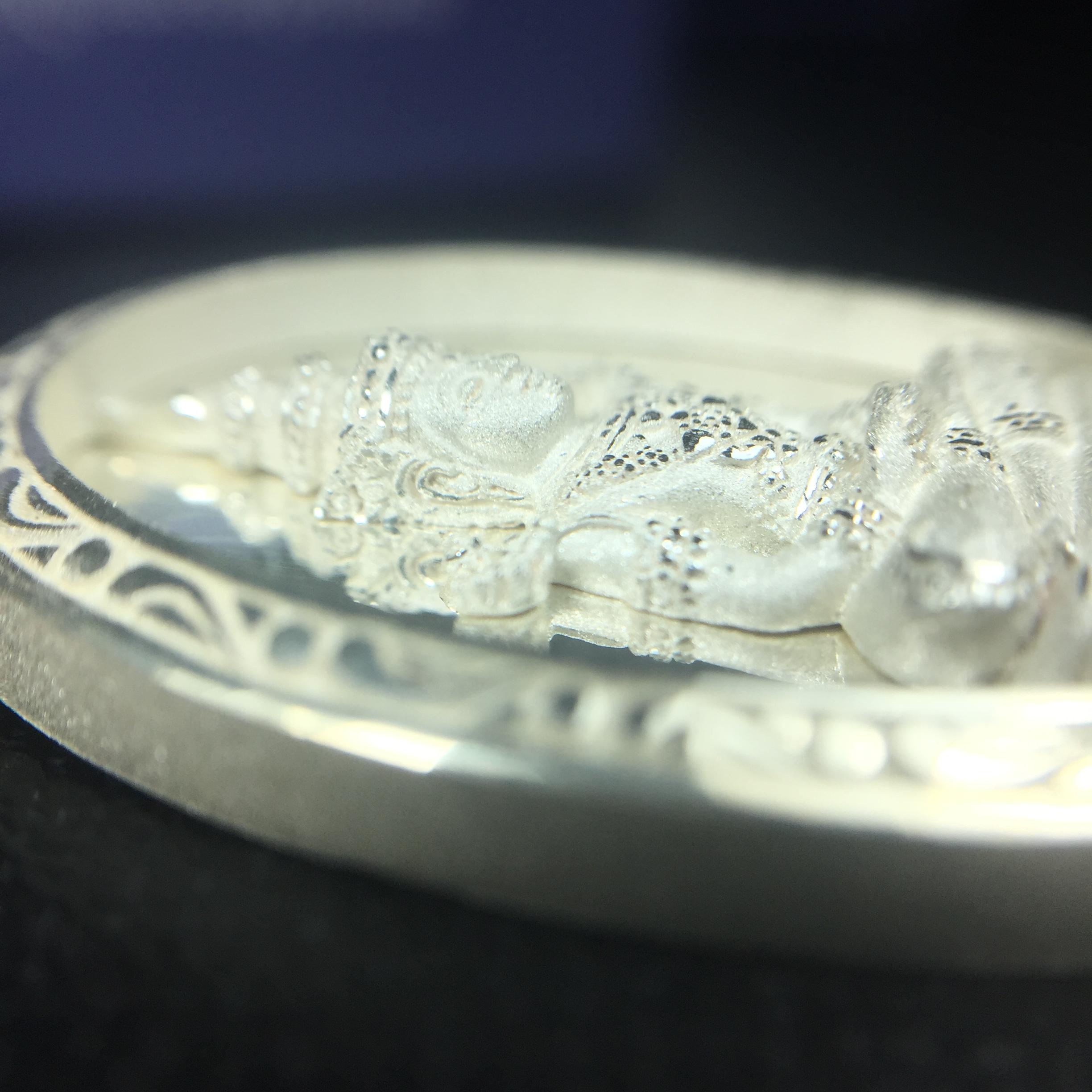 พระแก้วมรกต ภปร. ปี2547 จัดสร้างโดย รพ.ภูมิพลฯ เนื้อเงิน เหรียญทรงกลมรี(1ใน3000องค์)