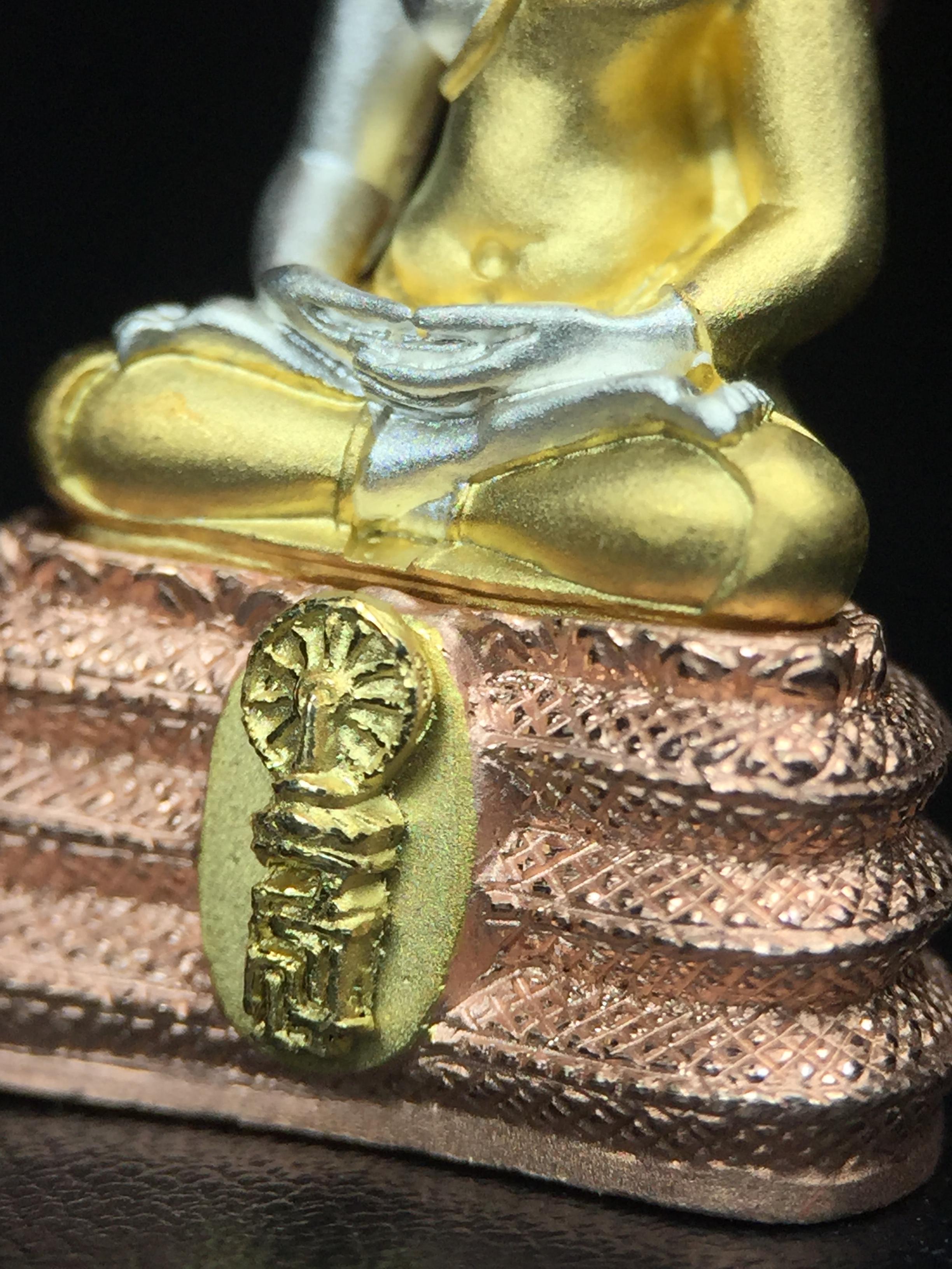 พระนาคปรก สธ. รุ่นสร้างพระอุโบสถเฉลิมพระเกียรติ 4 รอบ 84 พรรษา สมเด็จพระเทพรัตนราชสุดาฯ วัดบวรนิเวศวิหาร ปี 2543 พิมพ์ใหญ่ เนื้อเงินบริสุทธิ์ ชุบสามกษัตริย์แบบพ่นทรายขัดเงาบางส่วน(สภาพ สวย )พิธีใหญ่ พุทธศิลป์งดงาม หายาก (1 ใน 1999 องค์)