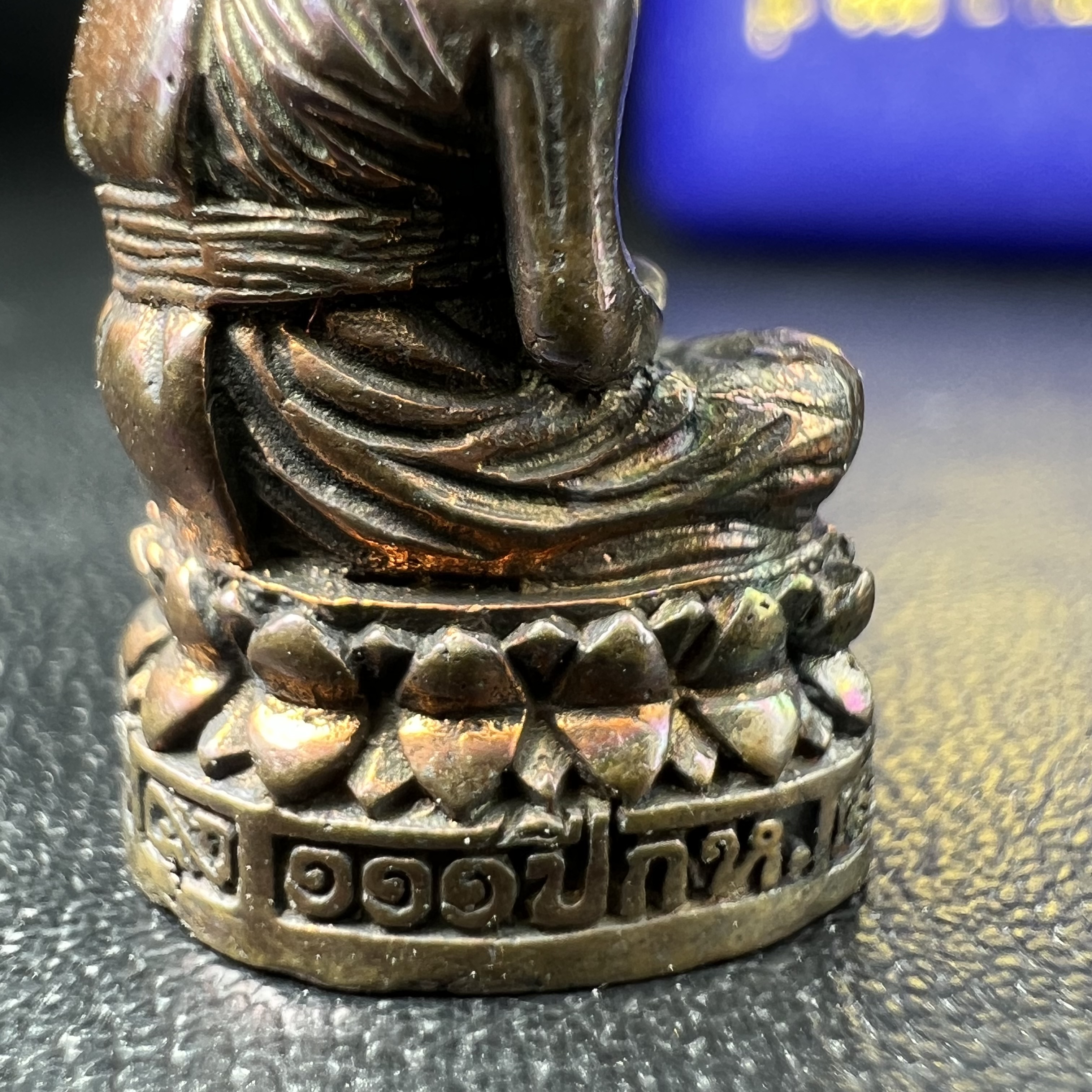 รูปเหมือนหล่อลอยองค์หลวงปู่ทวด รุ่น 111ปี กระทรวงกลาโหม เนื้อนวโลหะรมดำ-ปัดเงา ปี2540 พิธีใหญ่ เข้มขลัง นิยม พร้อมกล่องบรรจุเดิม(คัดสภาพสวยผิวเทพๆผิวรุ้งๆ)ทั้งพิธีทั้งพุทธศิลป์ทรงคุณค่าอีกหนึ่งรุ่นยอดนิยม