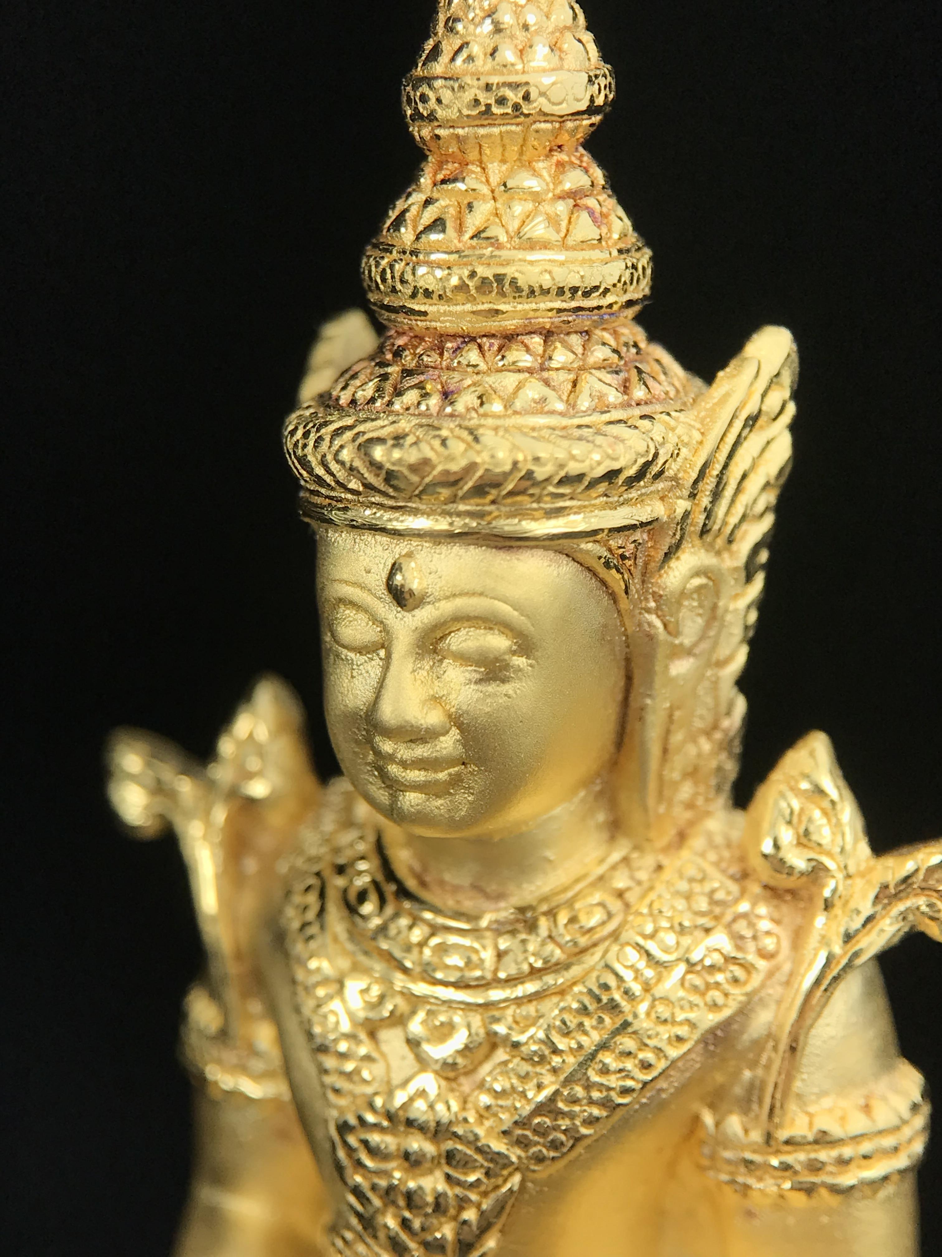 พระแก้วมรกต ภปร.(รุ่นแรก)ปี2545 รุ่นฉลองกรุงรัตนโกสินทร์ครบ 220 ปี หล่อลอยองค์ เนื้อทองคำบริสุทธิ์99.99% ขนาดบูชา 50*90 มม.(องค์หมายเลข ๗๘๙)(เลขมังกร 789 พลังแห่งความ มั่งคั่ง ร่ำรวย อำนาจ บารมี)สุดยอดมงคลแผ่นดินที่ควรเก็บรักษา บูชาเป็นมงคลชีวิต(หายากมาก)