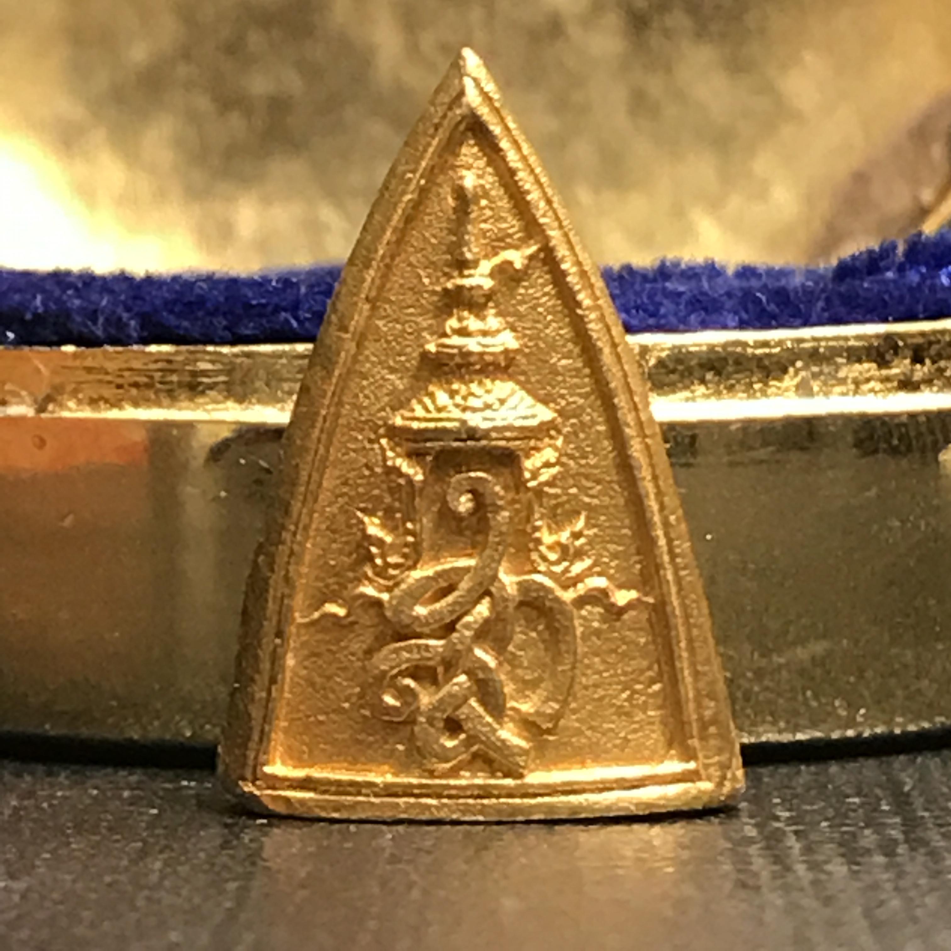 พระสมเด็จนางพญา สก. ปี2535 เนื้อทองคำพิมพ์เล็กพร้องกล่องบรรจุเดิม(ในหลวงและพระราชินีเสด็จในพิธี)