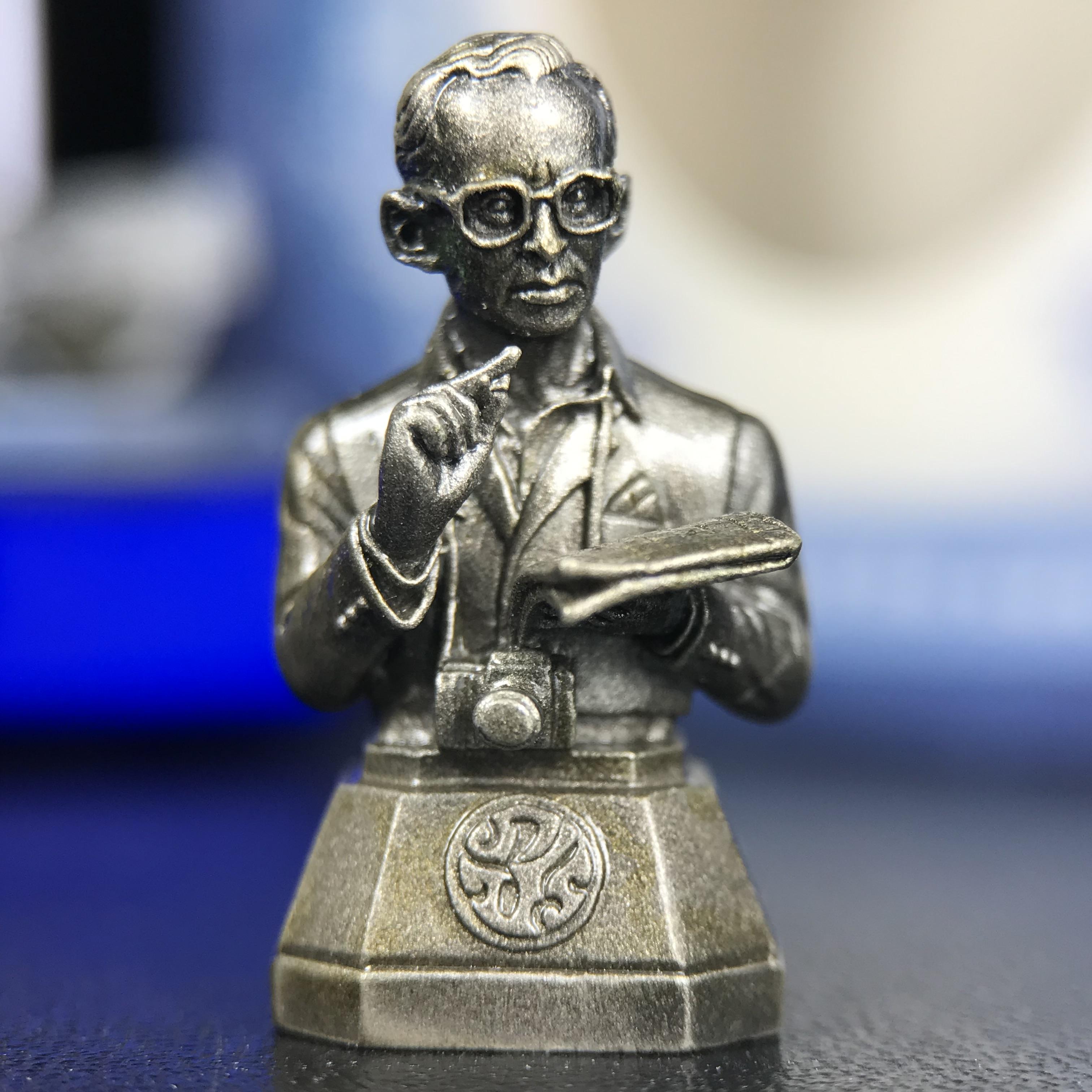 พระบรมรูปพระบาทสมเด็จพระเจ้าอยู่หัวรัชกาลที่ 9(ทรงงาน) ภปร. รุ่นเพราะแผ่นดินนี้คือแผ่นดินเกิด ปี 2551 ขนาดสูง 1 นิ้ว เนื้อบรอนซ์ชุบเงินรมดำ(ด้านหน้า ฐานพระบรมรูปฯ ประดิษฐานอักษรพระปรมาภิไธย ภ.ป.ร.)นิยมหายาก***รุ่นตรา ภปร. พบเจอน้อยมาก****