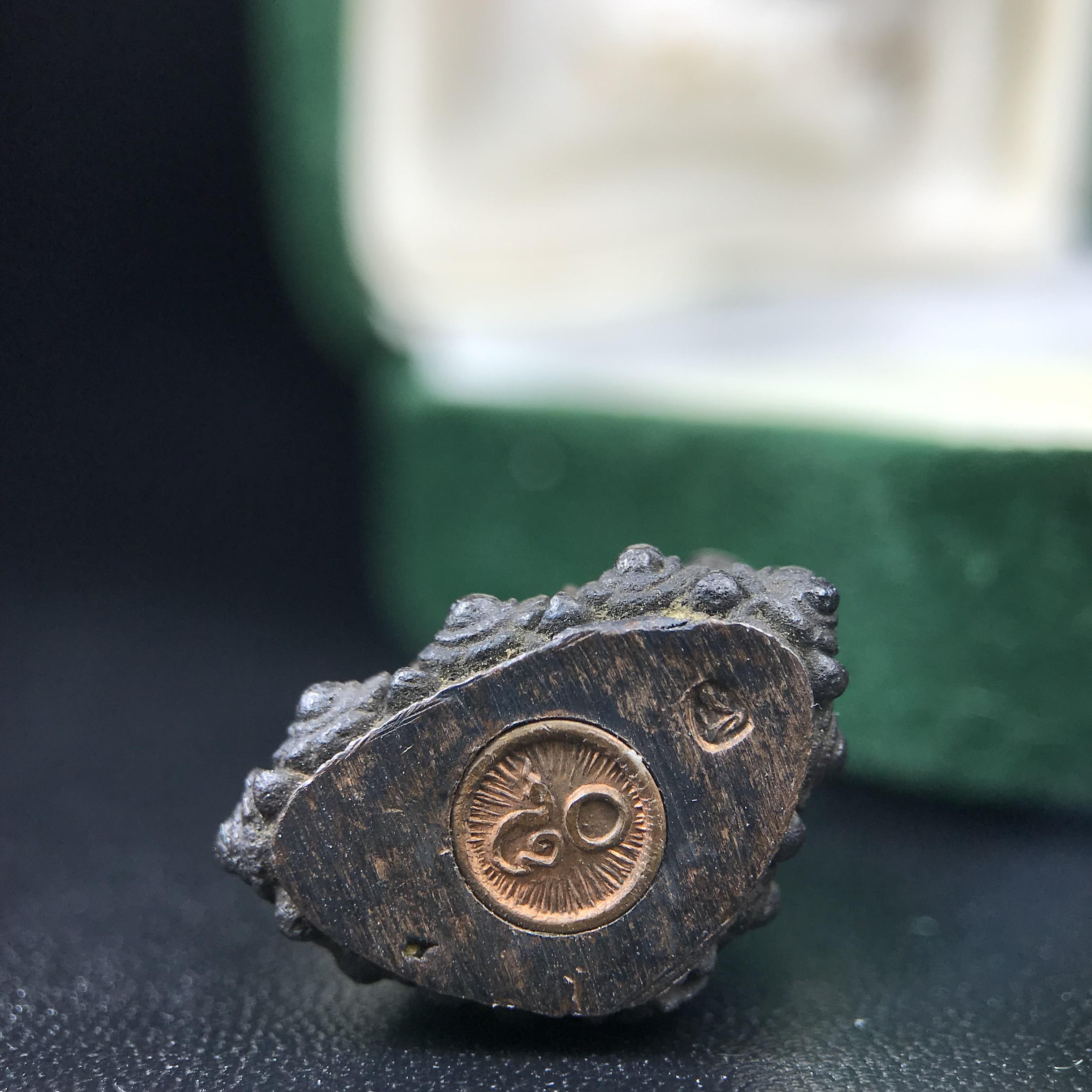 พระกริ่งวาสนา(รุ่นแรก) 80 พรรษา สมเด็จพระสังฆราช (วาสน์) วัดราชบพิธฯ ปี2521 เนื้อนวโลหะ(ตอกโค๊ตพระปิดตา) โดยมีหลวงปู่โต๊ะ วัดประดู่ฉิมพลีร่วมปลุกเสก พร้อมกล่องบรรจุเดิม(รุ่นแรก คอตั้งตรงได้สัดส่วน หายาก)