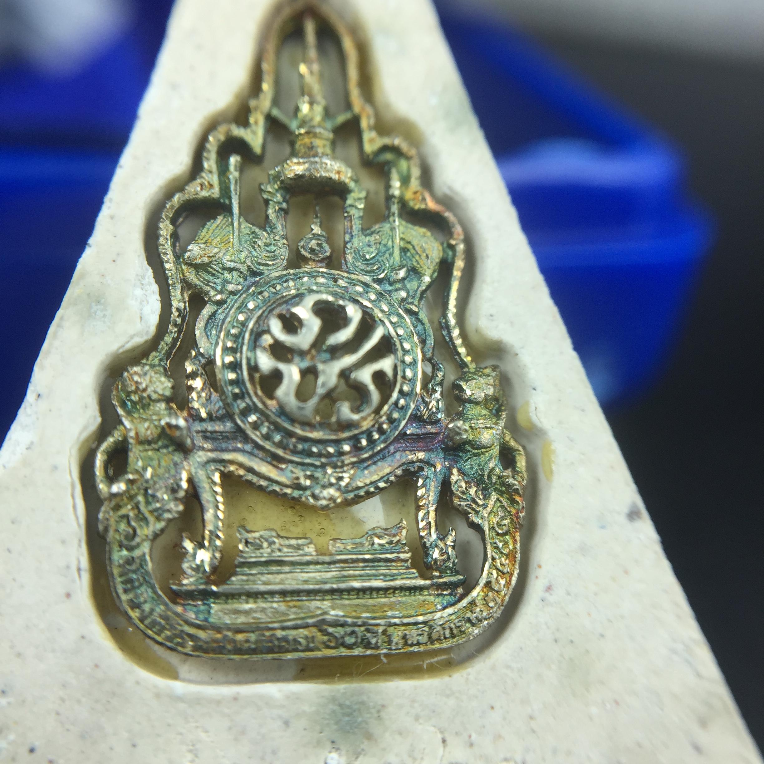 พระแก้วมรกต(จำลอง)ทรงเครื่องฤดูร้อน พระผงบูชา ด้านหน้าปิดทอง ด้านหลังตราสัญลักษณ์ฉลองสิริราชสมบัติครบ 60ปี เนื้อเงินขึ้นสีรุ้งธรรมชาติสร้างสรรค์งดงาม(รุ่นนี้ได้พระราชทานเส้นพระเจ้า(เส้นผม)รัชกาลที่9ในการจัดสร้าง)