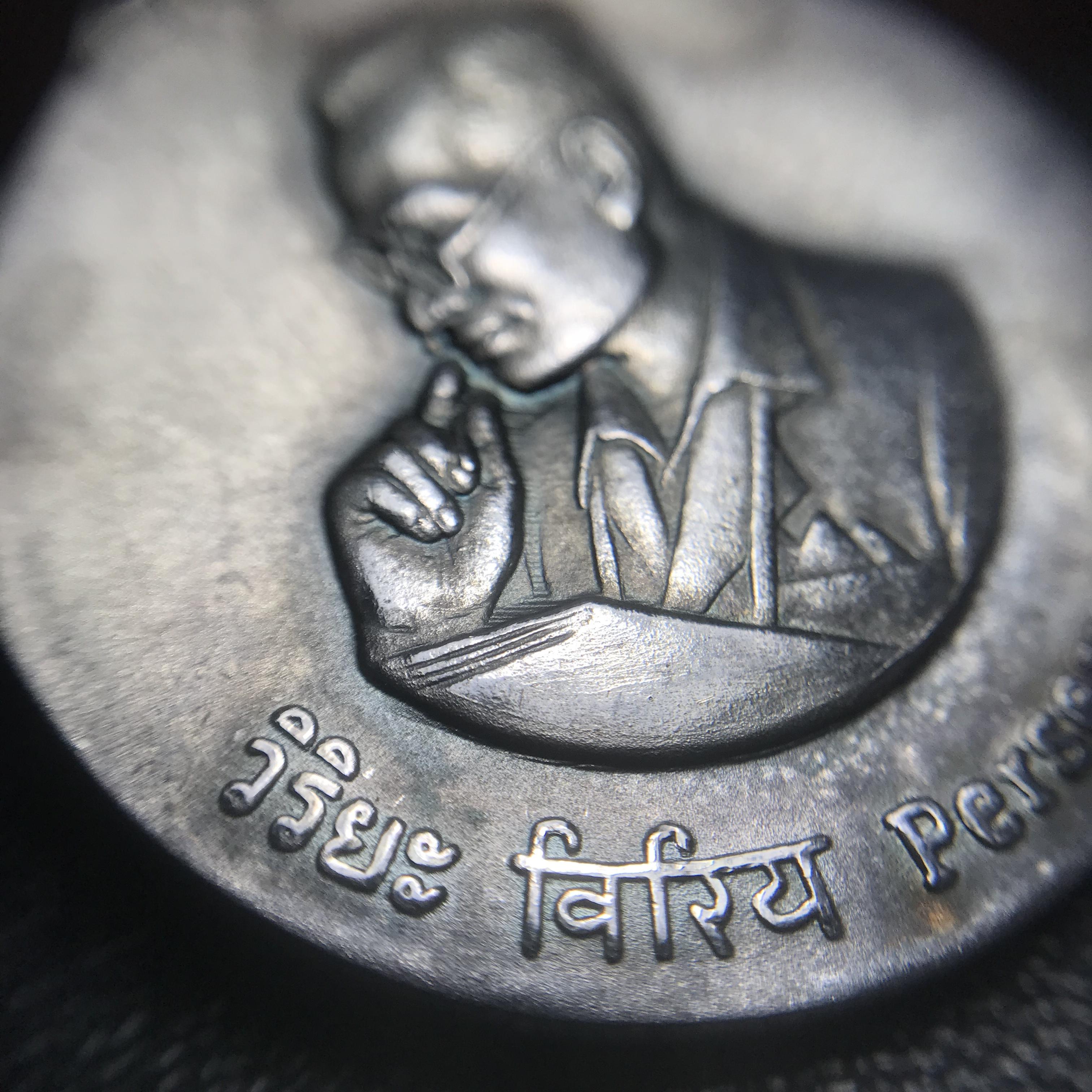 เหรียญพระมหาชนก ปี2539(รุ่นแรก) เนื้อเงิน พิมพ์ใหญ่บล็อกนิยมหายากสุดในรุ่น(วงเดือน คอจุด) ผิวเดิมสีรุ้งธรรมชาติแบบนิยม พร้อมหนังสือสภาพสวยครบชุด