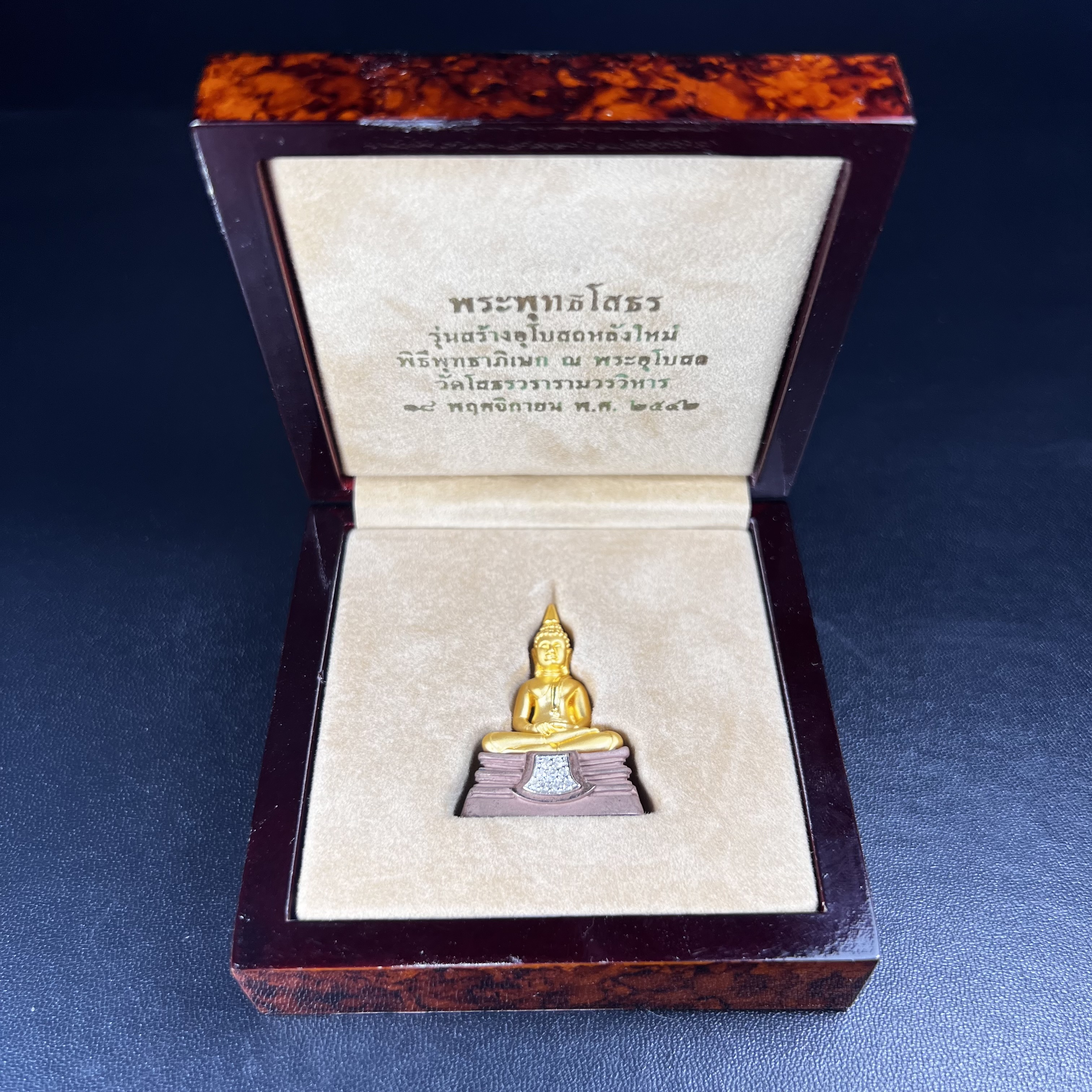 พระพุทธโสธร รุ่นสร้างอุโบสถหลังใหม่ พิธีพุทธาภิเษก ณ อุโบสถวัดโสธรวรารามวรวิหาร 18 พฤศจิกายน พ.ศ.2542 เนื้อสามกษัตริย์ องค์พระทองคำแท้ ฐานนาก ผ้าทิพย์ประดับเพชรแท้ หนักรวม 6.82g ขนาด 2.5x3.5 ซม.(องค์หมายเลข ๒๔๘)(พุธศิลป์สุดงดงาม อีกหนึ่งรุ่นยอดนิยม)หายาก