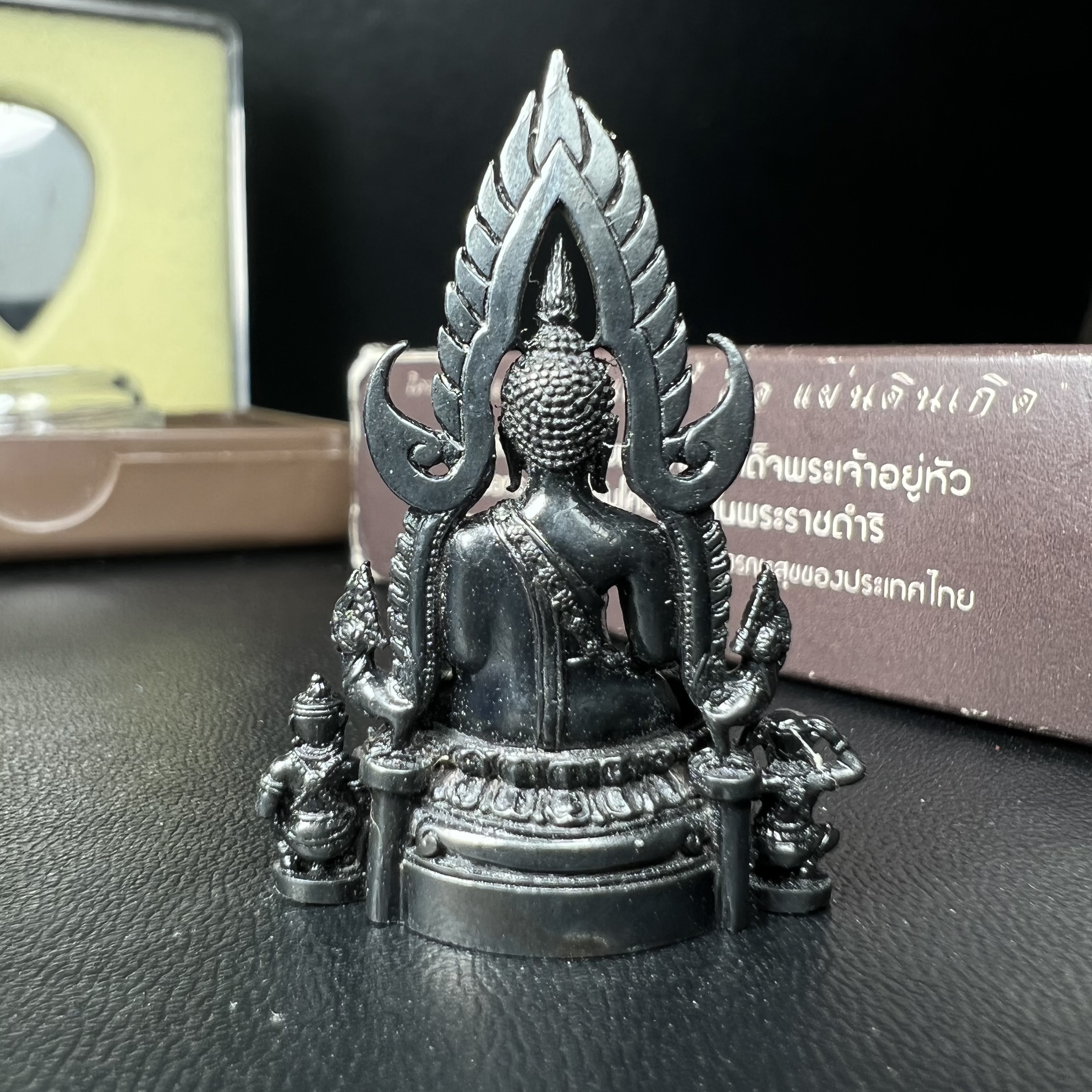 พระพุทธชินราช ภปร. โครงการ "เพราะแผ่นดินนี้ คือ แผ่นดินเกิด" ปี2548(รุ่นแรก) ลอยองค์ หน้าตัก 1/2 นิ้ว เนื้อเงินรมดำ(พุทธศิลป์จำลองเมื่อครั้งลอกทอง ครั้งที่3 เมื่อปี2547 ร้อยปีจะมีสักครั้ง "พระพุทธชินราชองค์ดำ")