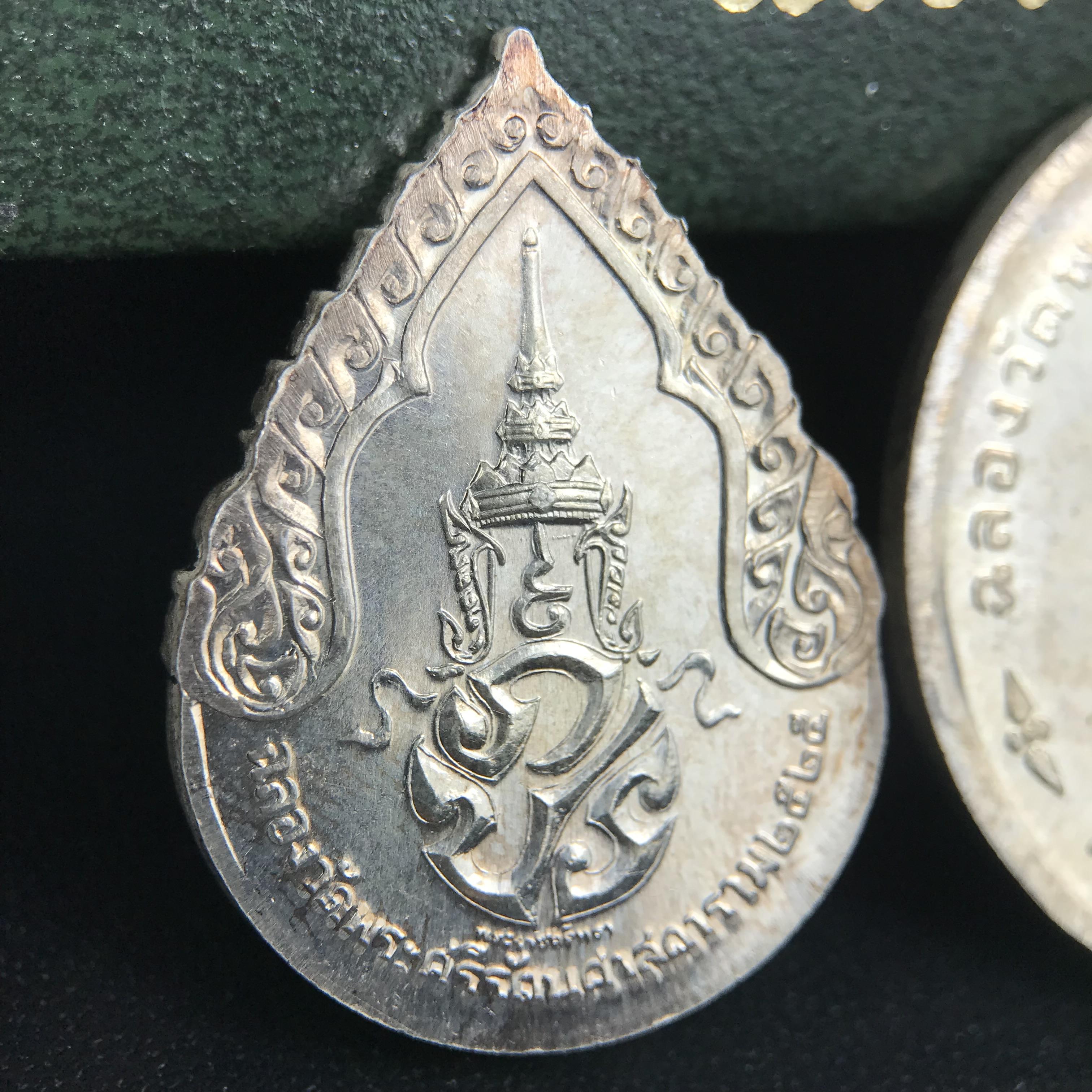 เหรียญพระแก้วมรกตหลัง ภปร. ฉลองกรุงรัตนโกสินทร์ครบ 200 ปี พ.ศ.2525 เนื้อเงินกล่องบรรจุเดิมครบ3พิมพ์(บล็อกพระราชศรัธา)(ในหลวงรัชกาลที่9 เสด็จในพิธี)พระคู่บ้านคู่เมือง...พระดี...พิธีใหญ่