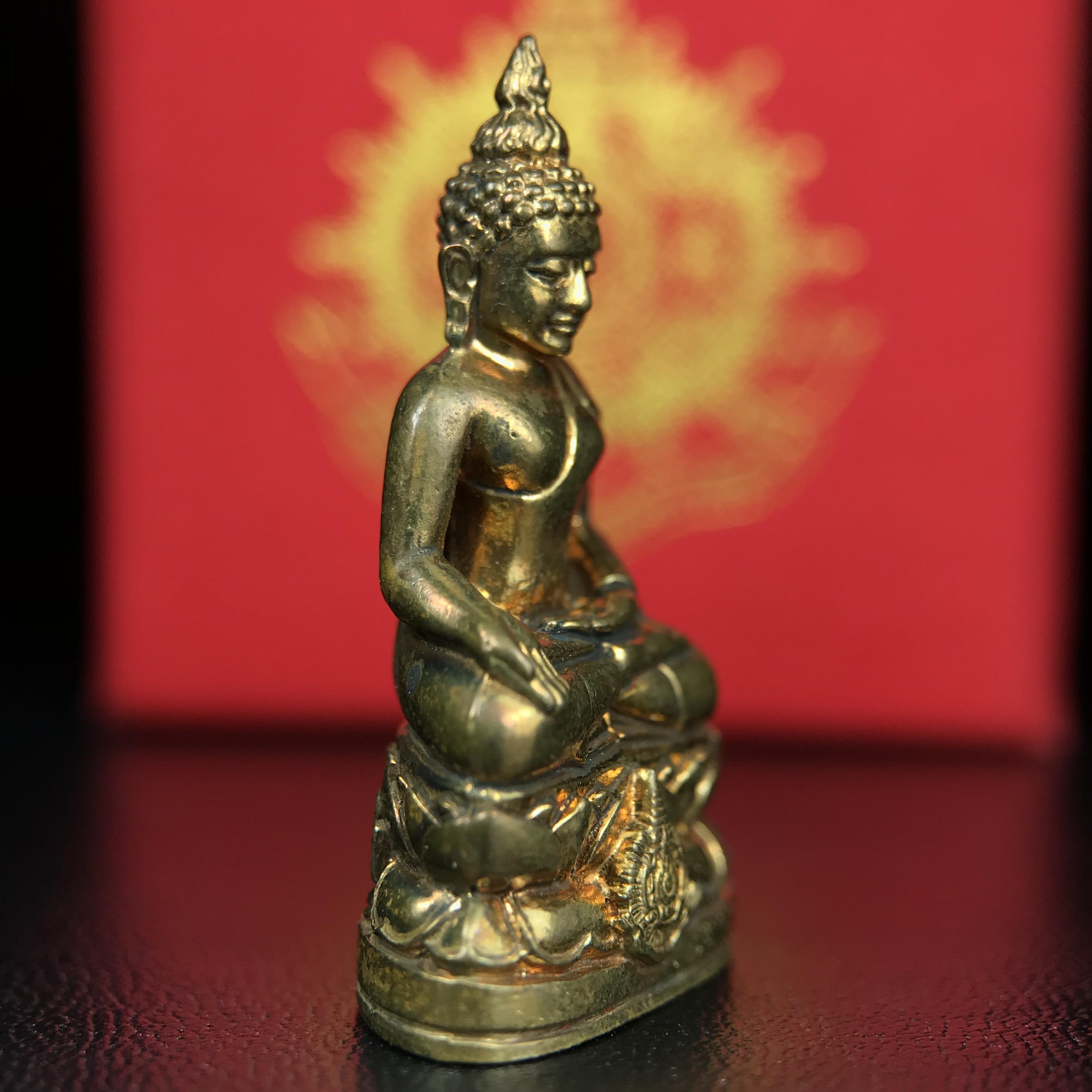 พระกริ่งไพรีพินาศ บรรจุเหล็กไหล ครั้งแรกและครั้งเดียวในประวัติศาสตร์ เฉลิมพระเกียรติ พระบาทสมเด็จพระเจ้าอยู่หัวรัชกาลที่9 พระชนมพรรษา 6 รอบ ปี2542 เนื้อสัมฤทธิ์(บรรจุเหล็กไหล)ดีนอก-ดีใน พิธีใหญ่ มวลสารเด่น(พิเศษกรรมการ ตอก 2 โค๊ต หมายเลข ๑๘๕๘)หายาก