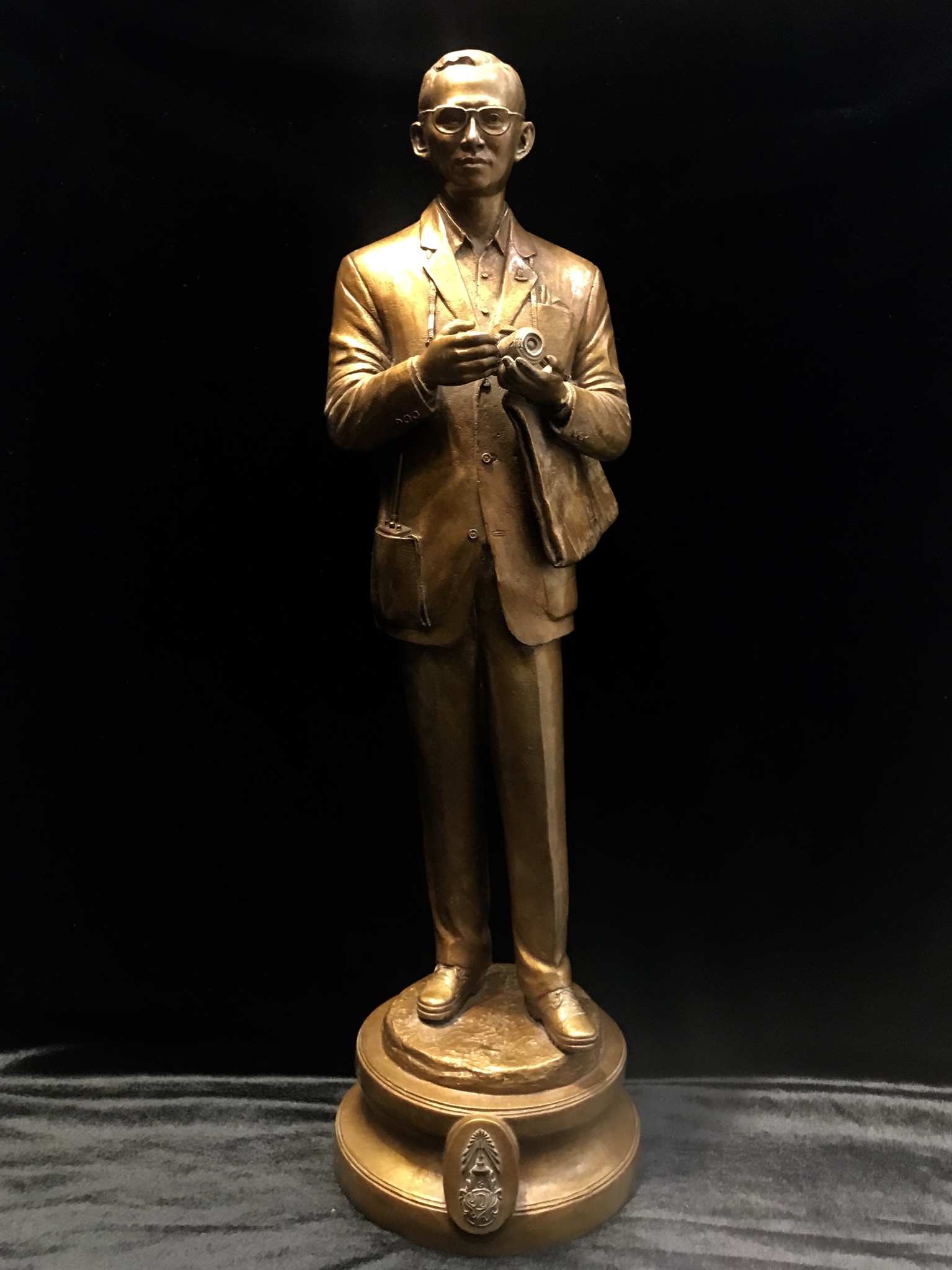 รูปหล่อพระบรมรูปพระบาทสมเด็จพระเจ้าอยู่หัว “ทรงงาน” เนื่องในโอกาสเฉลิมพระชนมพรรษา 86 พรรษา 5 ธันวาคม 2556 (ในหลวงท่านทรงดำริให้จัดสร้าง และ ตรวจงานด้วยพระองค์เอง)