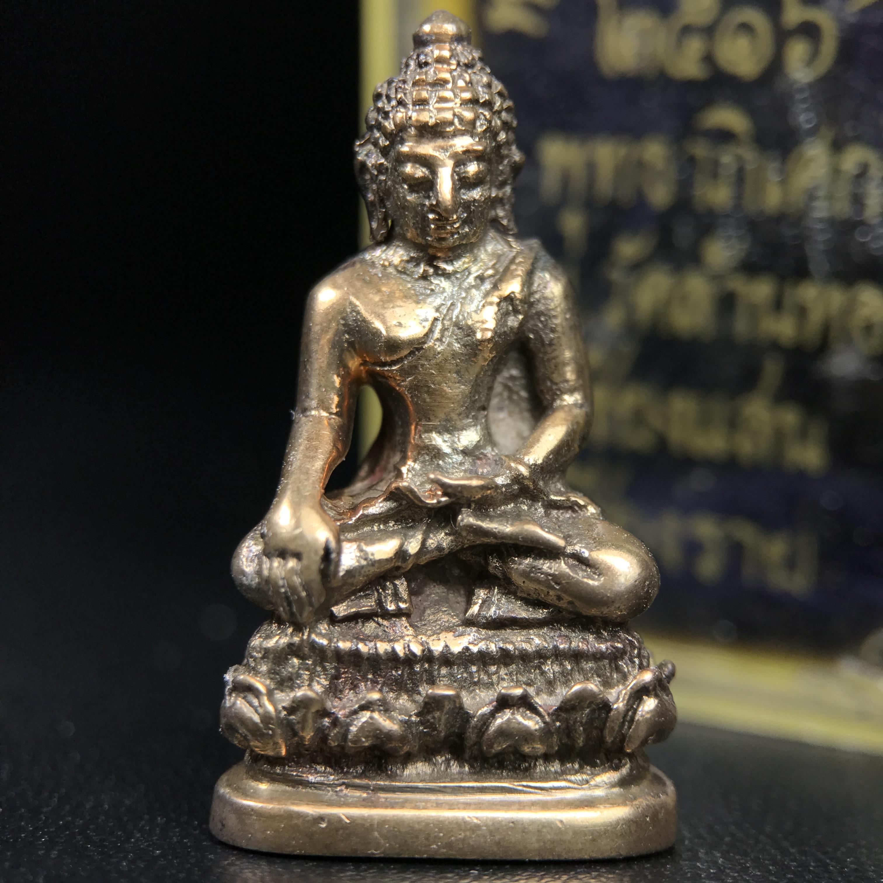พระกริ่งสิงห์หนึ่งดอยตุง(ก้น ช) เนื้อนวโลหะ รุ่นบูรณะพระธาตุดอยตุง พ.ศ. 2516 สภาพสวยกล่องเดิม(หายาก)
