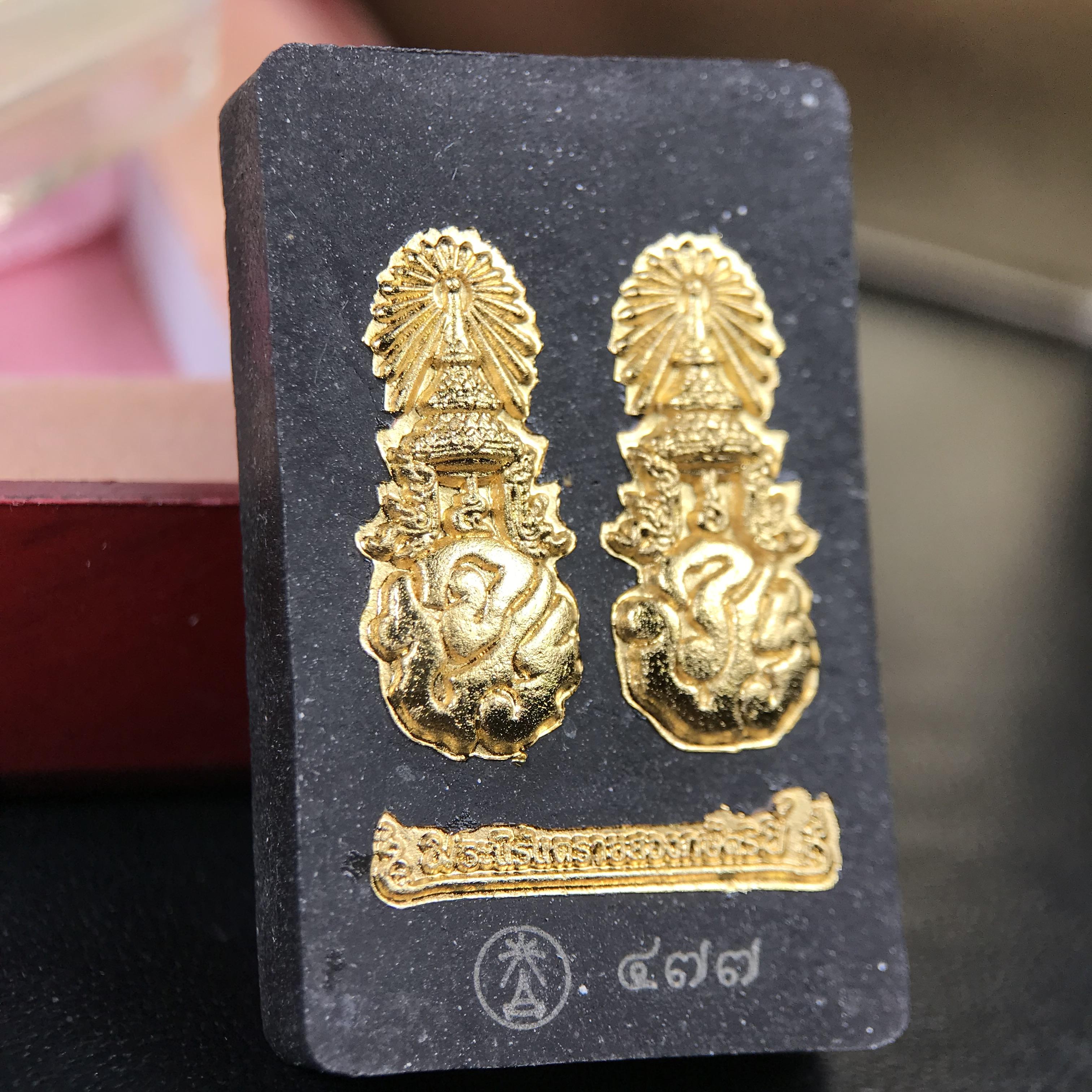 พระนิรันตรายสองกษัตริย์ มหาพุทธานุภาพแห่งแผ่นดิน ปี2552 "พระผู้ปกป้องคุ้มครองจากภัยอันตรายทั้งปวง" พระผงพิมพ์สมเด็จหน้าปัดทองสีดำด้านหลังปัดทอง เชิญอักษรพระปรมาภิไธยสองกษัตริย์(จปร.และ วปร.) พร้อมกล่องบรรจุเดิมครบชุด