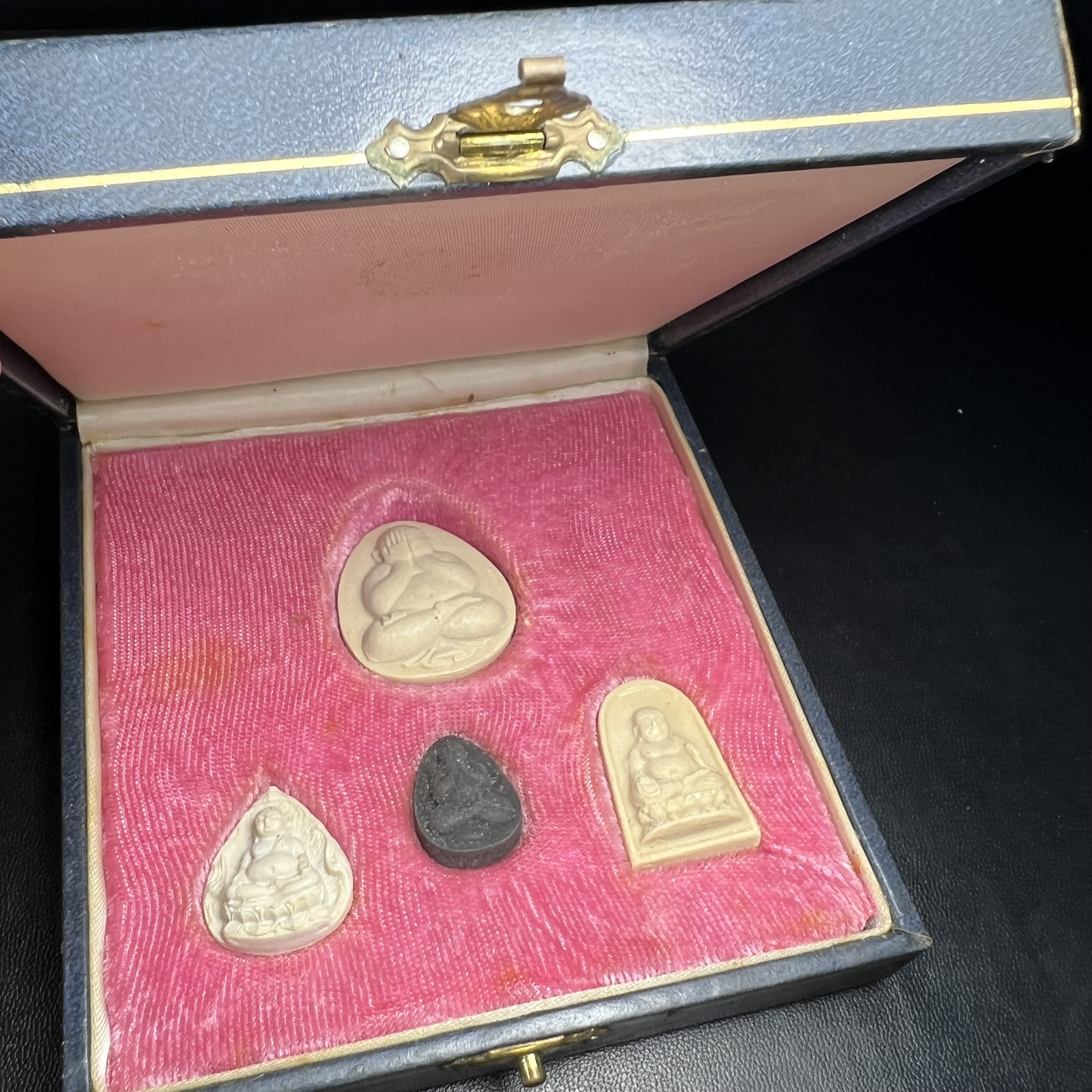 พระปิดตา รุ่นแรก ชุดกรรมการ ชุดมงคลการบำเพ็ญกุศลอายุครบ 6 รอบ(72 พรรษา) สมเด็จพระญาณสังวร วัดบวรนิเวศวิหาร วันที่ 2-3 ตุลาคม 2528 (1ชุดประกอบด้วยพระเนื้อผง 4 รายการ)ชุดกรรมการพร้อมกล่องบรรจุเดิมครบสมบูรณ์(หายาก)