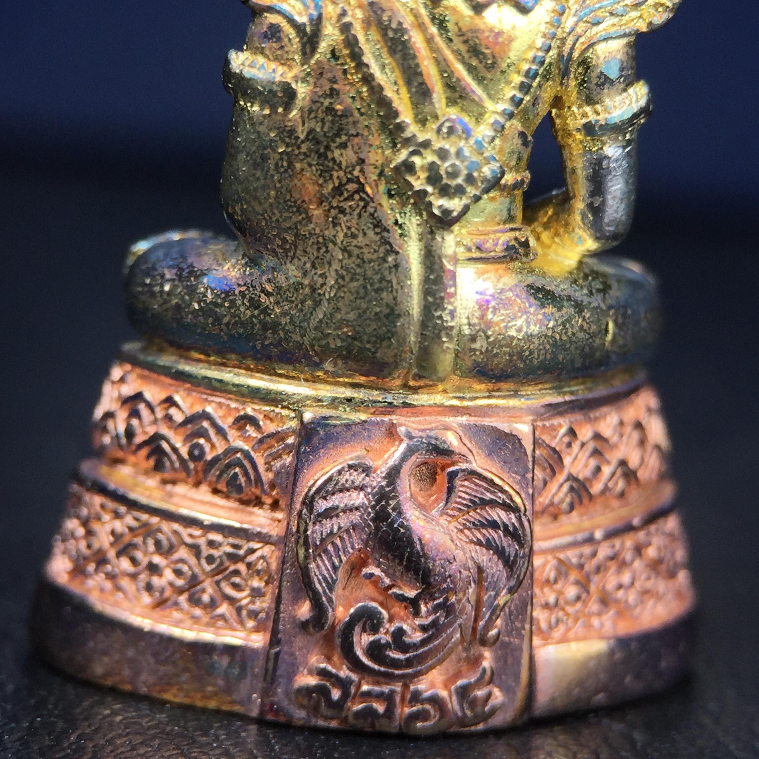 พระแก้วมรกต กรมสรรพสามิตจัดสร้างขึ้นเนื่องในโอกาสครบรอบ 64 ปีของกรมสรรพสามิต และเนื่องในวโรกาสที่พระบาทสมเด็จพระเจ้าอยู่หัวทรงครองราชย์ครบ 50 ปีในปีกาญจนาภิเษก เมื่อ พ.ศ.2539 เนื้อเงิน ชุบทองสามกษัตริย์(ผิวเดิมรุ้งๆสวย) พร้อมกล่องบรรจุเดิม