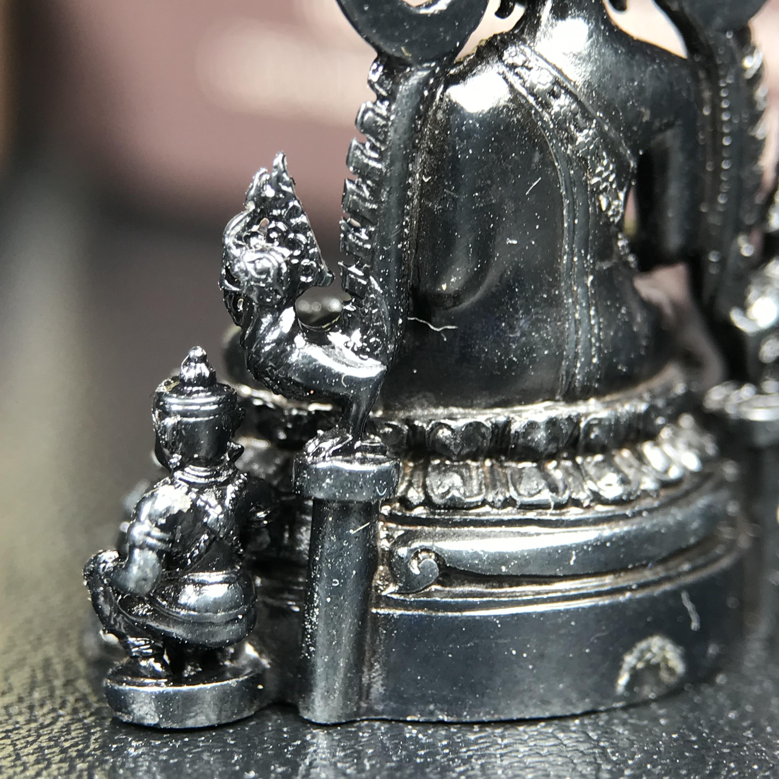 พระพุทธชินราช ภปร. โครงการ "เพราะแผ่นดินนี้ คือ แผ่นดินเกิด" ปี2548(รุ่นแรก) ลอยองค์ หน้าตัก 1/2 นิ้ว(ขนาด 3.5 x 2.5 ซม.) เนื้อเงินรมดำ(พุทธศิลป์จำลองเมื่อครั้งลอกทอง ครั้งที่3 เมื่อปี2547 ร้อยปีจะมีสักครั้ง "พระพุทธชินราชองค์ดำ")