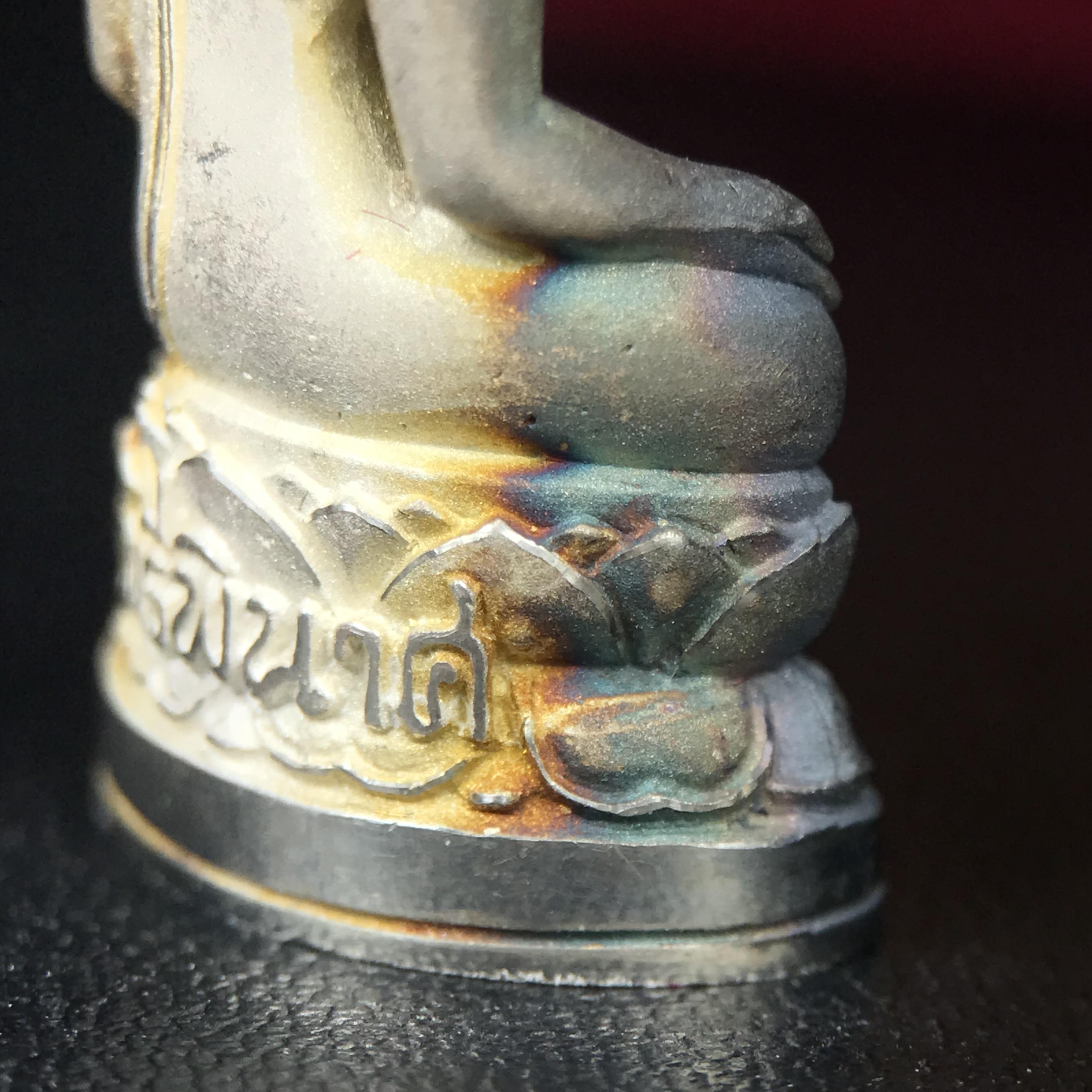 พระกริ่งไพรีพินาศ ตรากาญจนาภิเษก วัดบวรนิเวศวิหาร ที่ระลึกในหลวงรัชกาลที่9 ครองสิริราชสมบัติครบ 50ปี เนื้อเงิน(สภาพผิวเดิมขึ้นสีรุ้งธรรมชาติสวยแบบนิยม)(เสน่ห์พระเนื้อเงินสีสันที่ธรรมชาติสรรค์สร้าง)เข้มขลังทรงอานุภาพยิ่งใหญ่ กำราบศัตรูพ่ายสิ้น พระไพรีพินาศ