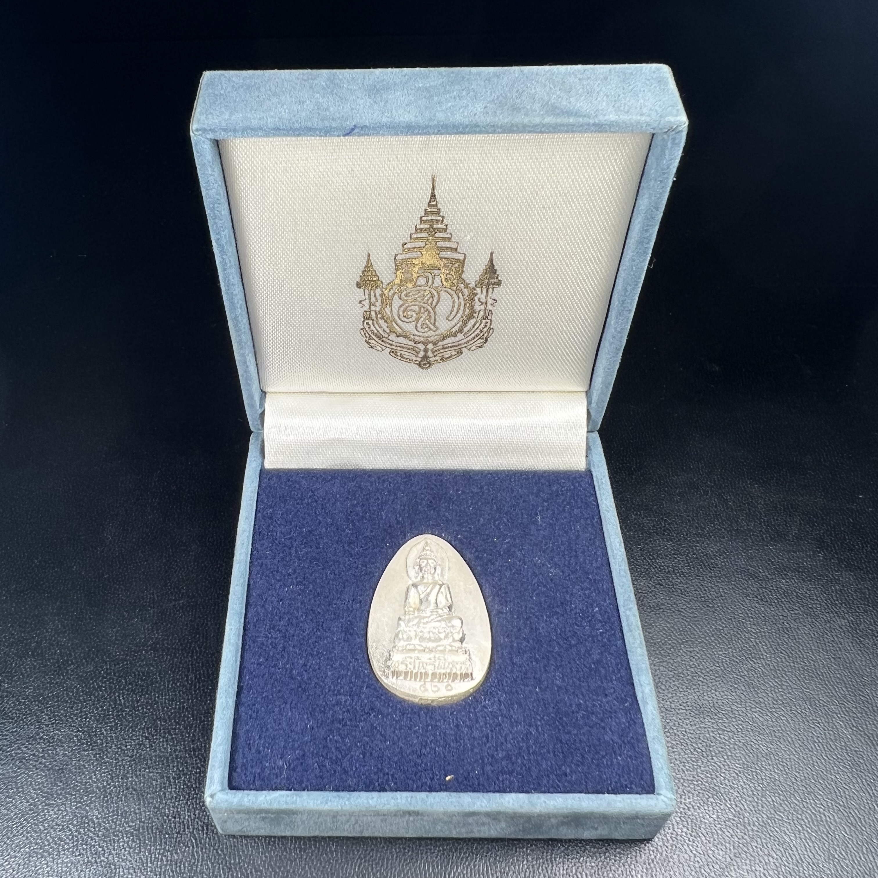 เหรียญพระไพรีพินาศตราสัญลักษณ์ หลัง สก มหามงคลเฉลิมพระชนมพรรษา 5 รอบ ครบ 60 พรรษาพระราชินีในหลวงรัชกาลที่ 9 ปี 2535 วัดบวรนิเวศวิหาร เนื้อเงิน(หมายเลข ๔๒๐)พร้อมกล่องบรรจุเดิมสวยครบ (เนื้อเงินรุ่นนี้พบเจอน้อยมาก)