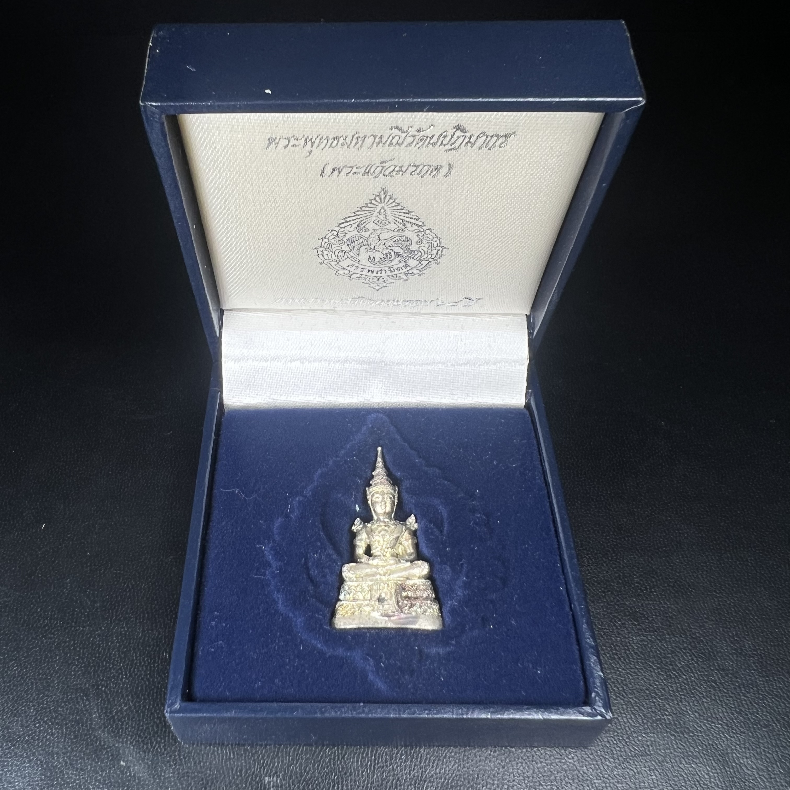 พระแก้วมรกต กรมสรรพสามิตจัดสร้างขึ้นเนื่องในโอกาสครบรอบ 64 ปีของกรมสรรพสามิต และเนื่องในวโรกาสที่พระบาทสมเด็จพระเจ้าอยู่หัวทรงครองราชย์ครบ50ปีเมื่อ พ.ศ.2539 เนื้อเงินทรายนวลขัดเงา(ผิวเดิมๆขึ้นสีรุ้งธรรมชาติสวย(สเน่ห์พระเนื้อเงินสีสันที่ธรรมชาติสรรค์สร้าง)