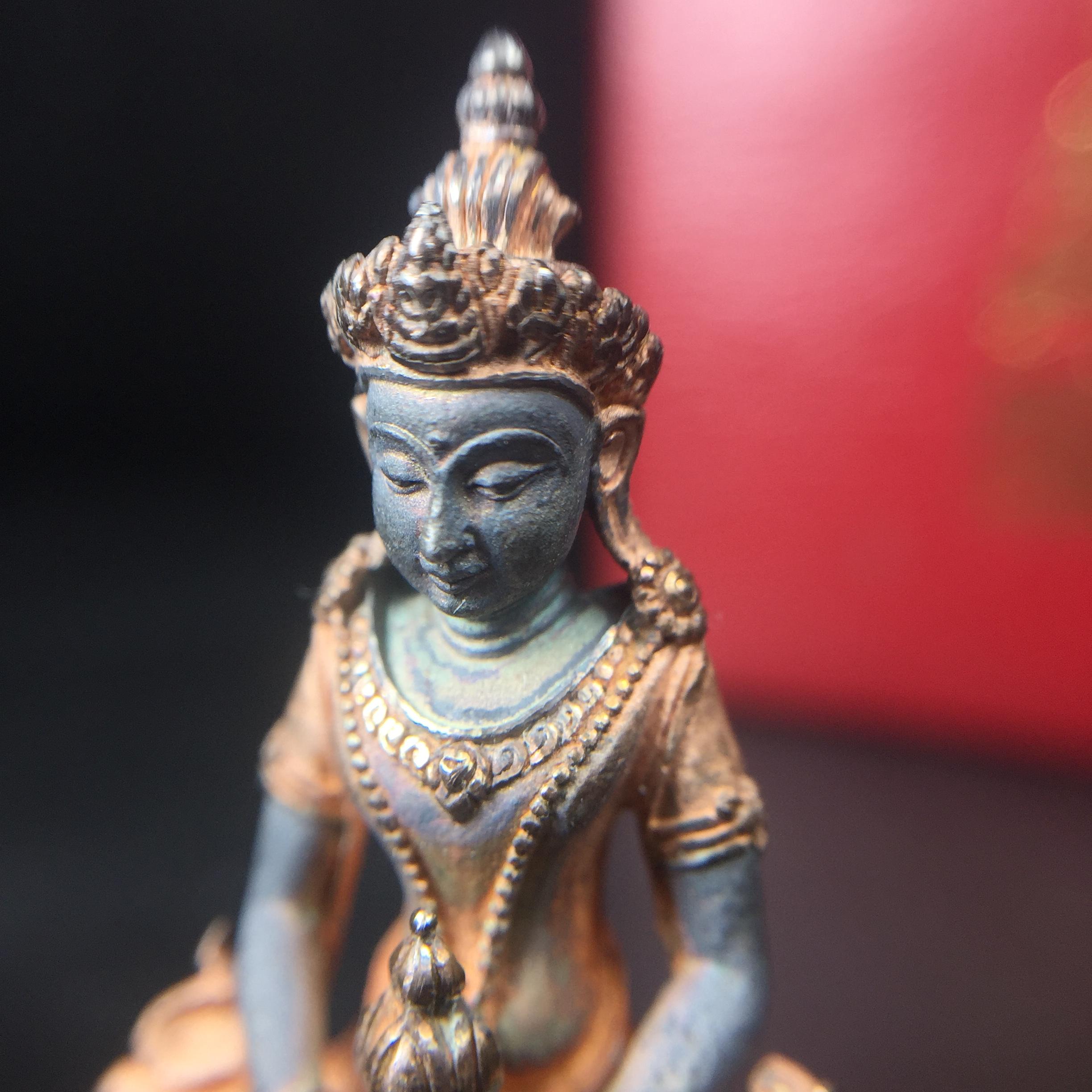 พระกริ่งอวโลกิเตศวร ( เจ้าแม่กวนอิม ) วัดโพธิ์แมนคุณาราม เนื้อเงิน 3 กษัตริย์ พ่นทราย(ผิวเดิม ขึ้นสีรุ้งธรรมชาติ แบบนิยม เสน่ห์ของพระเนื้อเงิน) รุ่นอุดมโภคทรัพย์ พ.ศ.2539(อีกหนึ่งรุ่นยอดนิยม พุทธศิลป์สวยงดงาม)