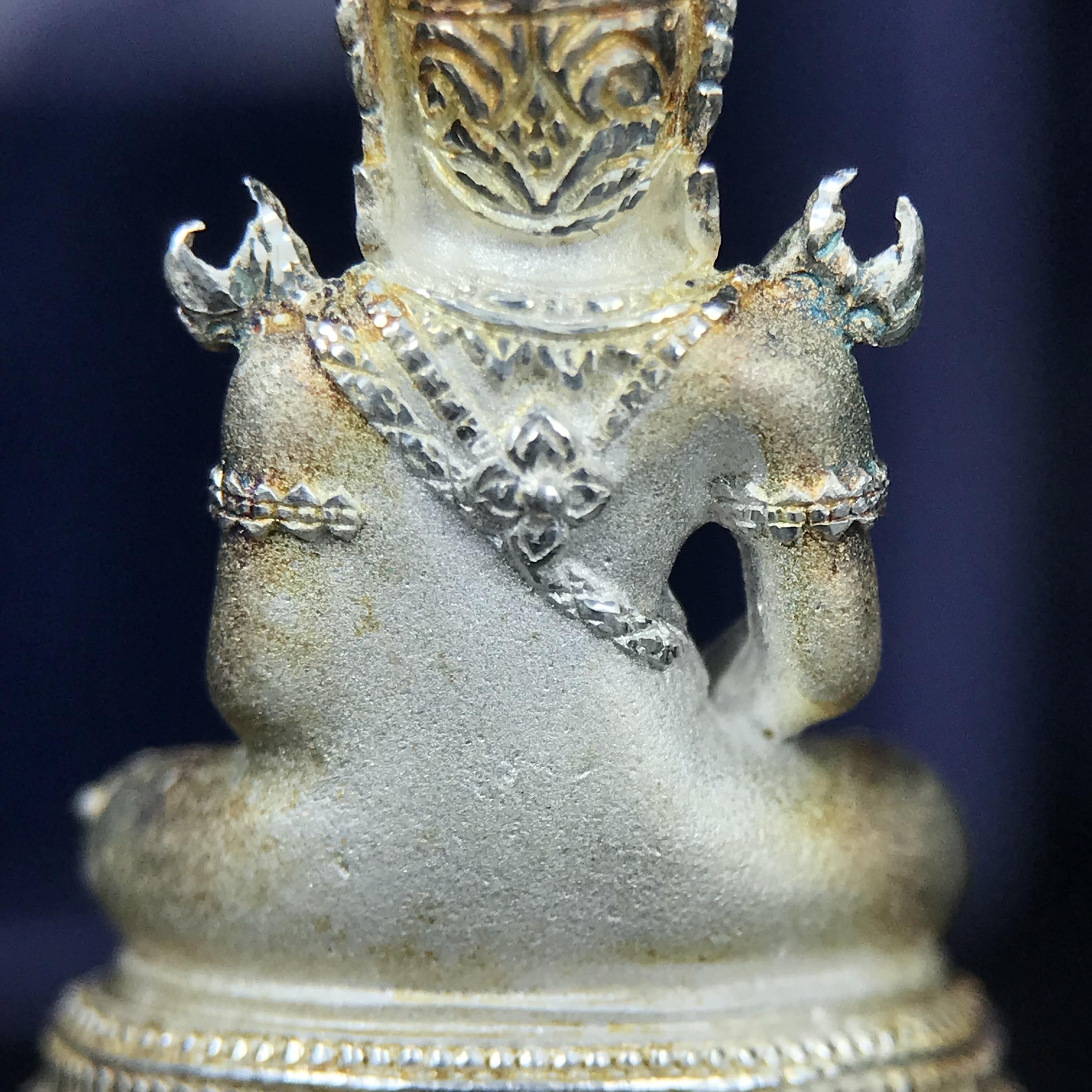 พระแก้วมรกต ภปร. ปี 2547 จัดสร้างโดยโรงพยาบาลภูมิพลอดุลยเดช เนื้อเงิน ลอยองค์ หน้าตัก 1/2 นิ้ว สูง 3.7 ซม. พิธีมหามังคาภิเษก ณ พระอุโบสถวัดพระศรีรัตนศาสดาราม(วัดพระแก้ว) งดงามทรงคุณค่าอีกหนึ่งรุ่นยอดนิยม หายาก(องค์หมายเลขต้นๆหลักร้อย ๒๙๘)ผิวเดิมติดรุ้งสวย