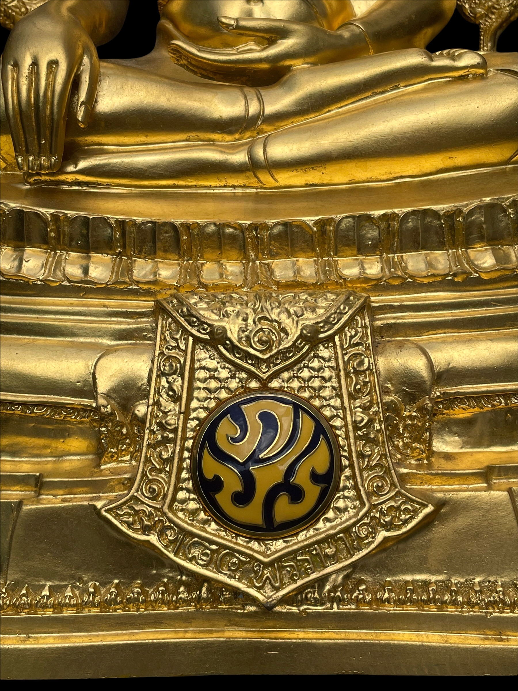 พระพุทธชินราช(จำลอง)ภปร. 84พรรษา เนื้อโลหะ ลงรักปิดทอง 100% ขนาดหน้าตัก 9 นิ้ว(ใต้ฐานบรรจุพระพุทธชินราชเนื้อผงพระราชทานมวลสาร จิตรลดาและเส้นพระเจ้า(เส้นผม))