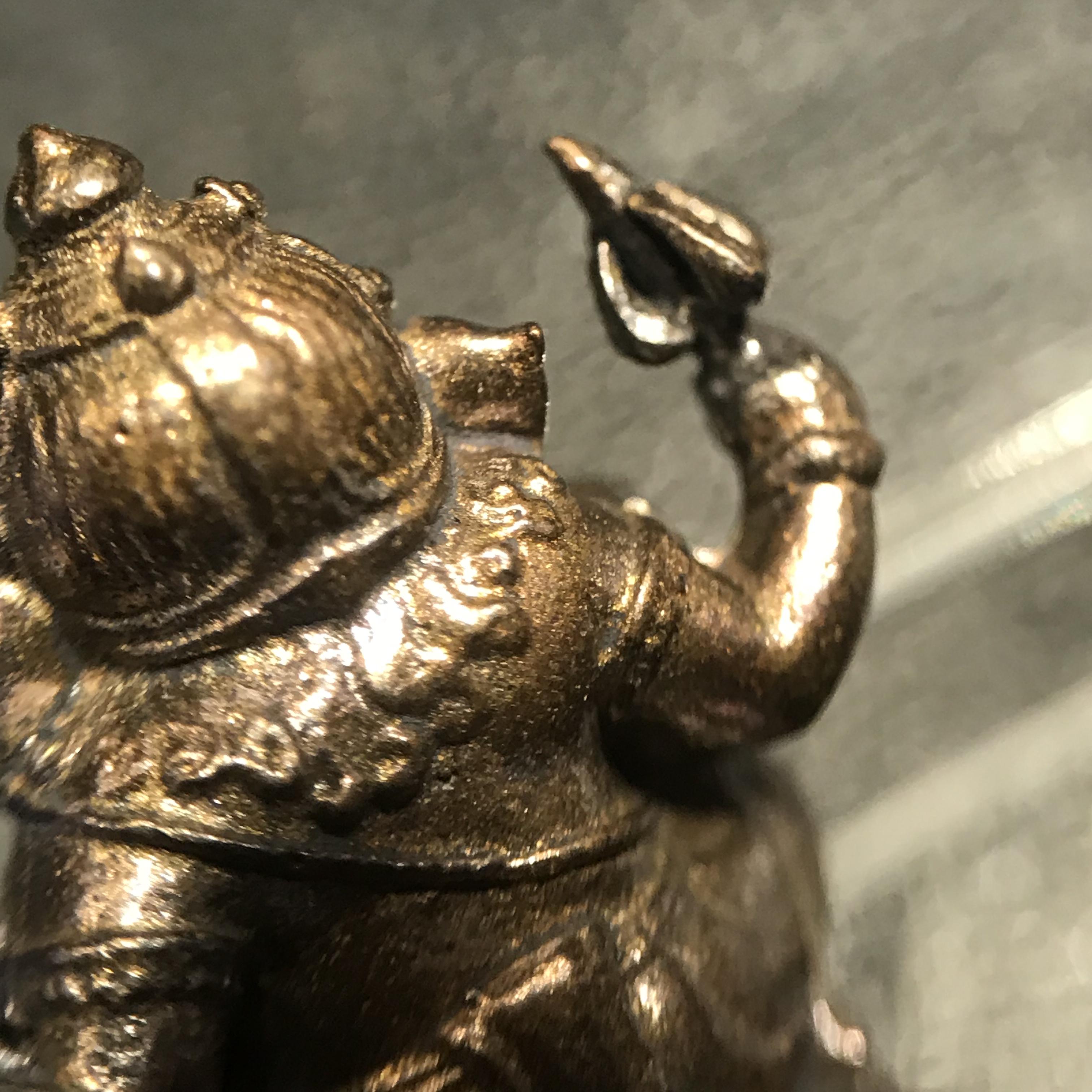 พระพิฆเนศ รุ่นครบรอบ100 ปี กรมศิลปากร ปี2556 พิมพ์ลอยองค์ เนื้อโลหะผสม ปางบรมครู(องค์นั่ง)สูง 1 นิ้ว