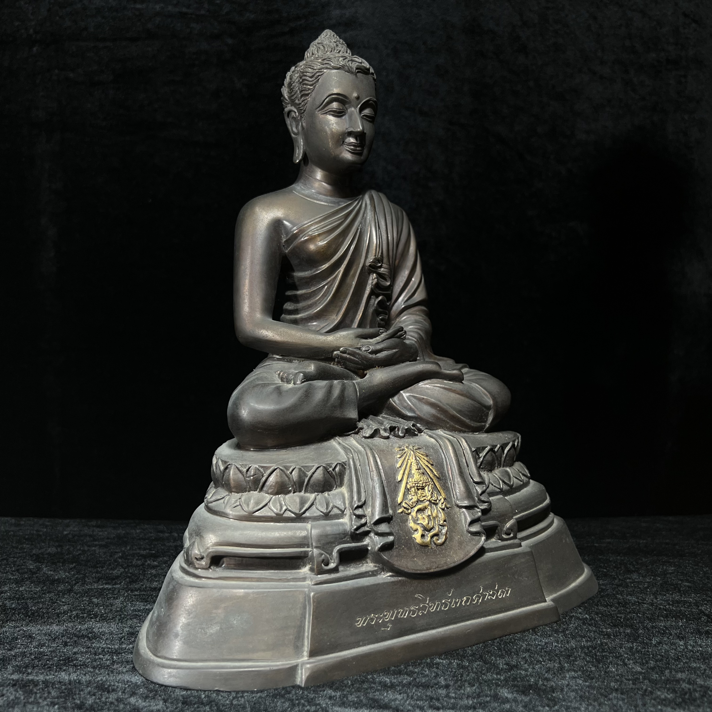 พระพุทธสิทธัตถศาสดา 100 ปี กรมบัญชีกลาง พ.ศ.2533(รุ่นแรก) เนื้อโลหะสำริด รมมันปู หน้าตัก 5.9 นิ้ว (พิธีใหญ่ ศิลป์สวย หายาก)(พระราชทานเม็ดพระธาตุ บรรจุมวลสารใต้ฐานองค์พระ)องค์หมายเลข 63(ผลรวมได้ 9 เลขมหามงคลเจริญก้าวหน้าในทุกด้าน)