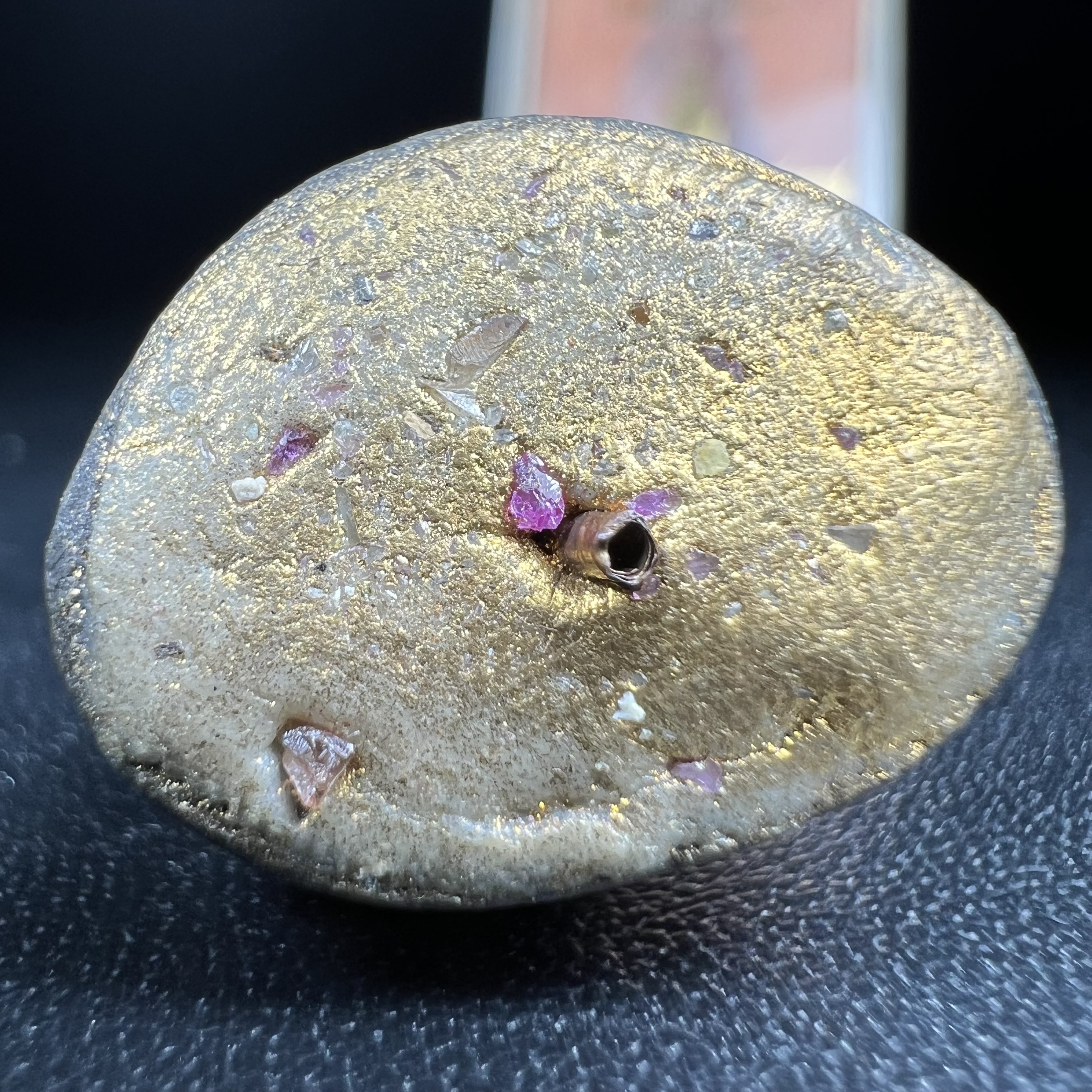 พระกริ่งชินบัญชรฉลองพระชันษา 100 ปี สมเด็จพระญาณสังวร วัดบวรนิเวศวิหาร ปี 2556 เนื้อนวโลหะผสมทองคำก้นอุดผงพรายกุมาร หลวงปู่ทิม พิธีใหญ่ มวลสารเด่น นิยม(1 ใน 599 องค์)หายาก