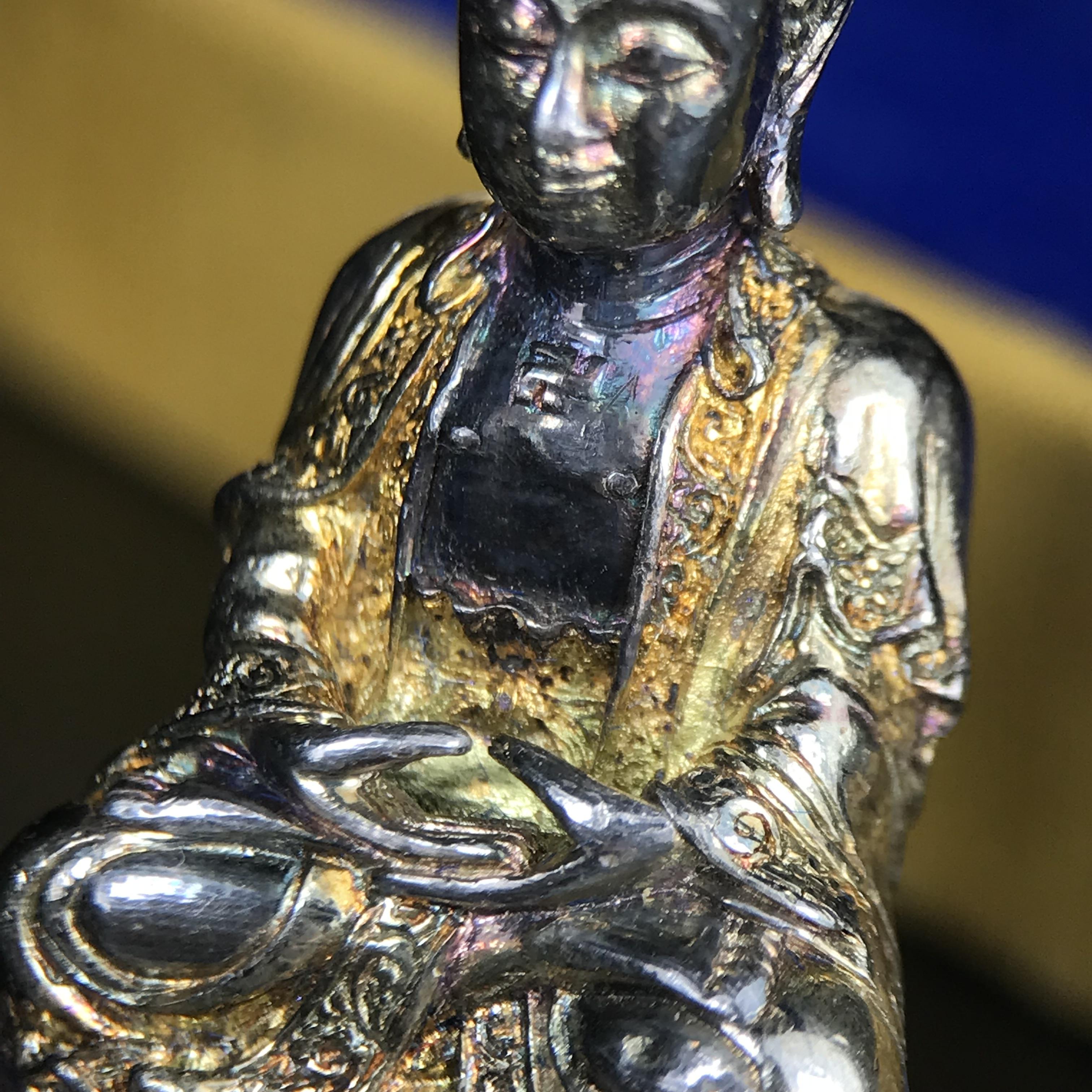 พระกริ่งจีน "ต้าเยิ่นถะ" ชุดกาญจนาภิเษกครองราชย์ 50 ปี วัดบวรนิเวศวิหาร ปี 2538 เนื้อเงินสามกษัตริย์ 99.99% สูง 3.8 ซม. (สภาพผิวสวยเดิมติดรุ้งๆ พิธีใหญ่ พุทธศิลป์งดงาม) สภาพสวยเดิมพร้อมกล่องบรรจุเดิม ***ตอกโค๊ดหมายเลข ๖๒๙๒***