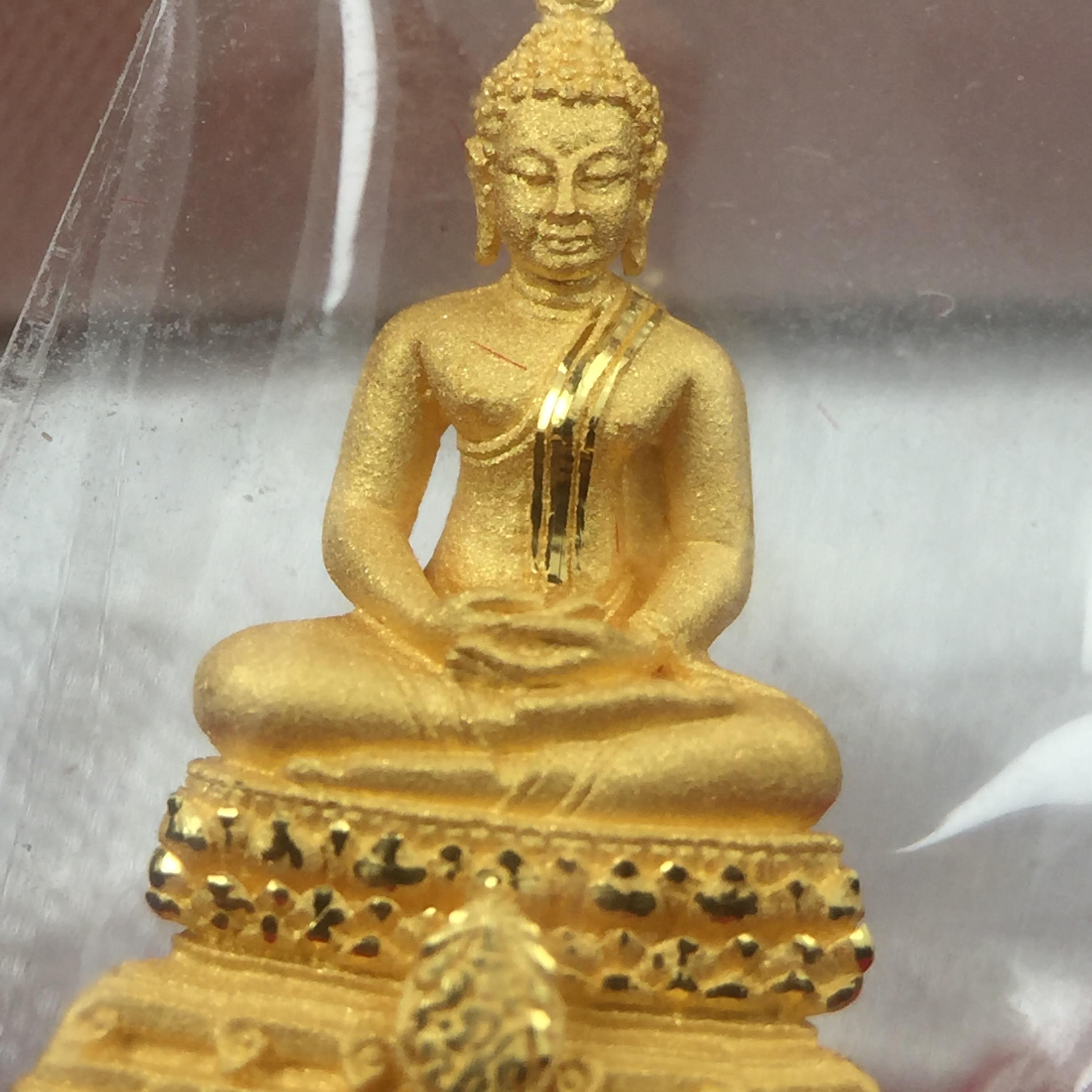 พระชัยวัฒน์พุทธสิหิงค์ ภปร. รุ่นสร้างหอพระธรรมศาสตร์ ปี2542 เนื้อทองคำ(5.9 กรัม)(ผิวเดิม ซีนซองเดิม กล่องครบสวยสมบูรณ์) มหาพิธี 3วาระอันยิ่งใหญ่(ตอกโค๊ตและหมายเลข๘๒๑) (1ใน5000องค์)