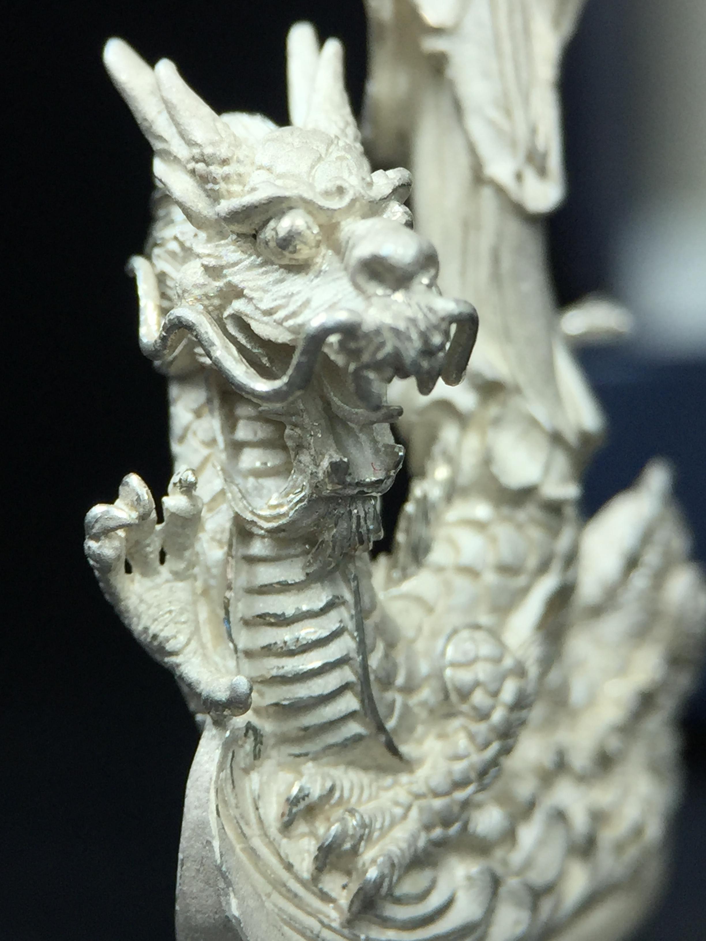 รูปหล่อลอยองค์พระโพธิสัตว์กวนอิม ทรงประทับมังกร จ.ระนอง เนื้อเงิน พิมพ์ใหญ่(สภาพผิว สวยงดงาม ทรงคุณค่า) เฉลิมฉลองในวโรกาสที่พระบาทสมเด็จพระเจ้าอยู่หัวทรงครองสิริราชสมบัติครบ 50 ปี จ.ระนอง พ.ศ.2539