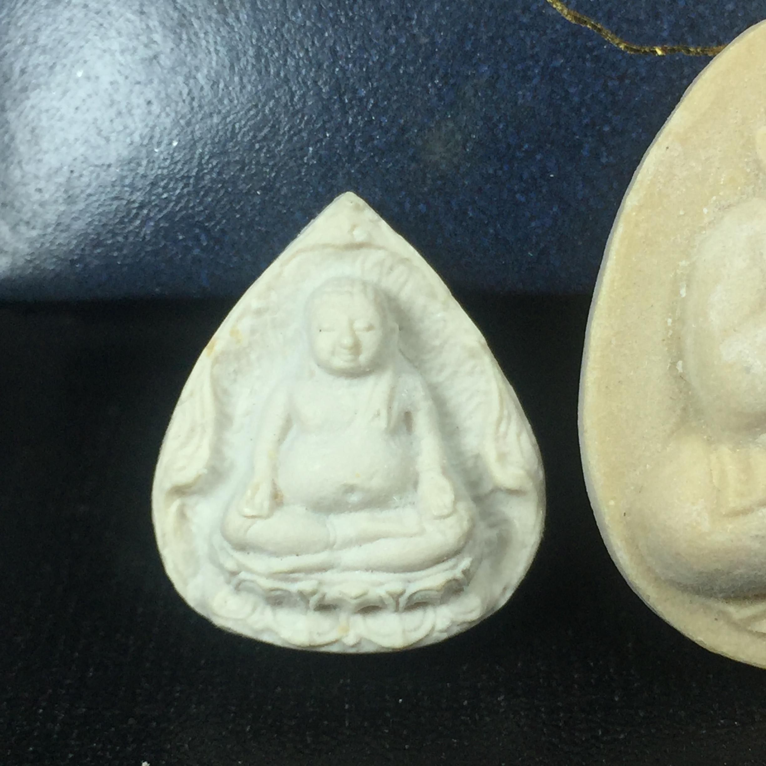 พระปิดตา รุ่นแรก ชุดกรรมการ ชุดมงคลการบำเพ็ญกุศลอายุครบ 6 รอบ(72 พรรษา) สมเด็จพระญาณสังวร วัดบวรนิเวศวิหาร วันที่ 2-3 ตุลาคม 2528 (1ชุดประกอบด้วยพระเนื้อผง 4 รายการ)ชุดกรรมการพร้อมกล่องบรรจุเดิมครบสมบูรณ์(หายาก)